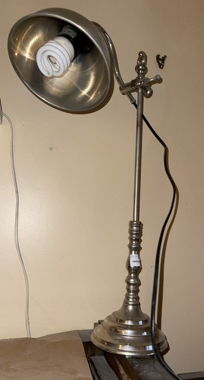 Null 
一套灯具包括。

- 金属建筑师的灯 

- 金属灯带滑动脚

现代

包括一盏黄铜和乳白色玻璃吊灯