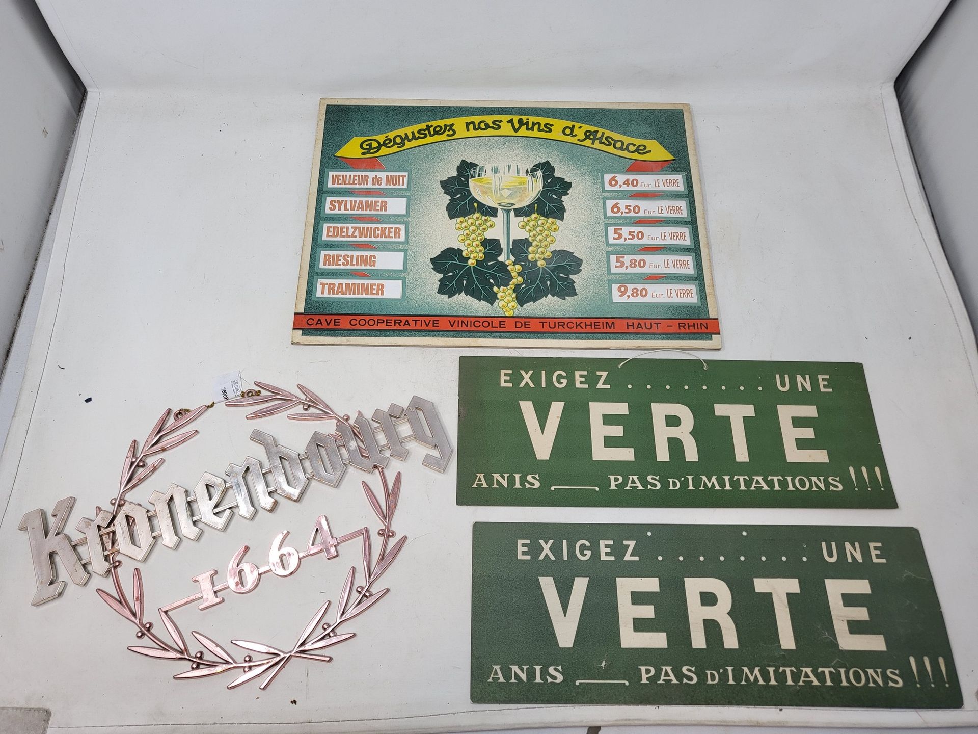Null 
Lot including:

- Three plastic posters "Pourboire" (broken, missing), "Cr&hellip;