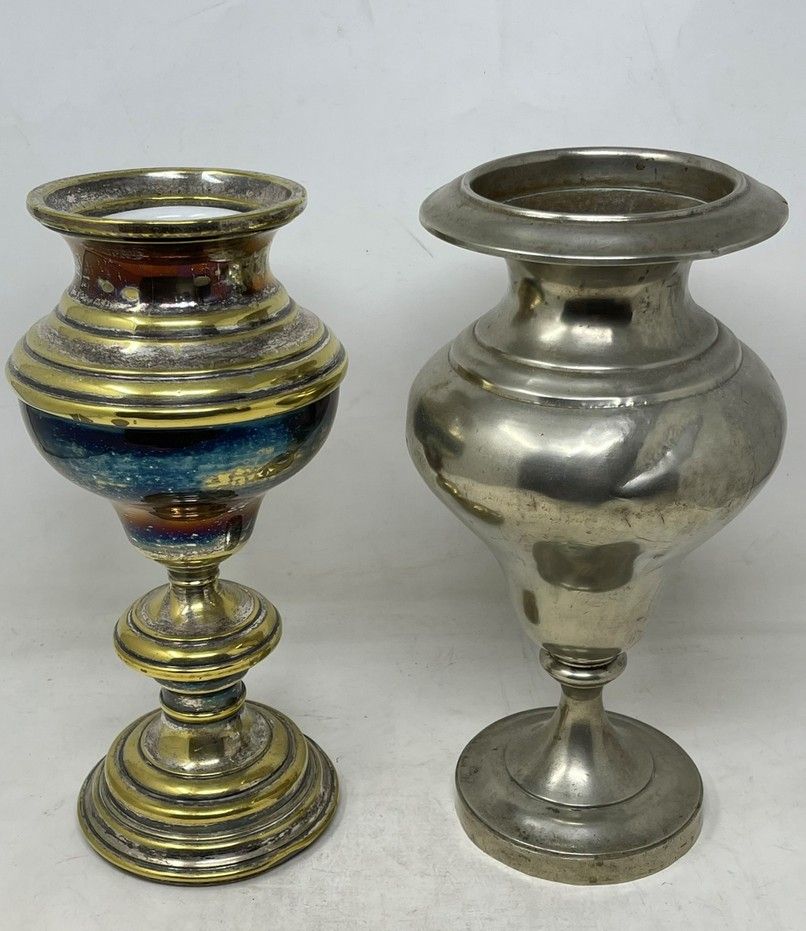 Null 
Set di oggetti in metallo composto da: 

- due vasi da assenzio in metallo&hellip;