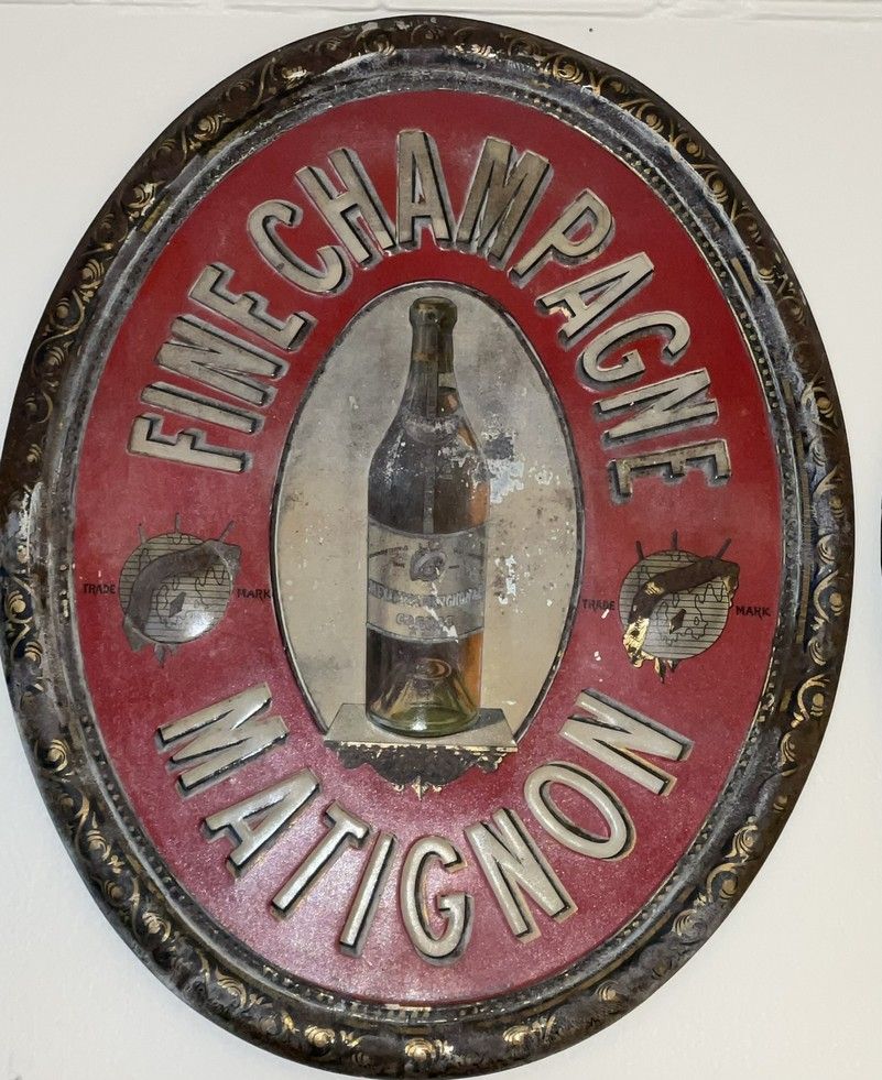 Null 
Plaque émaillée, lithographiée et embossée ovale "Fine Champagne Matignon"&hellip;