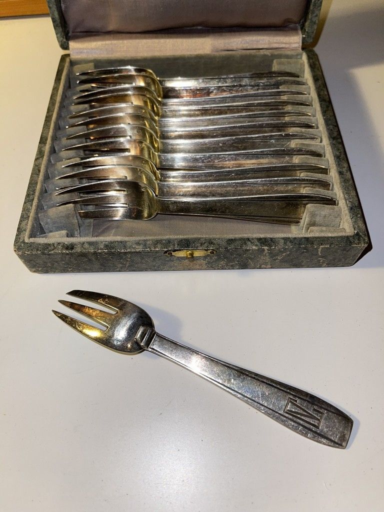 Null 
In a case: twelve silver oyster spoons 950 °/°° "CV", style 1930, weight: &hellip;