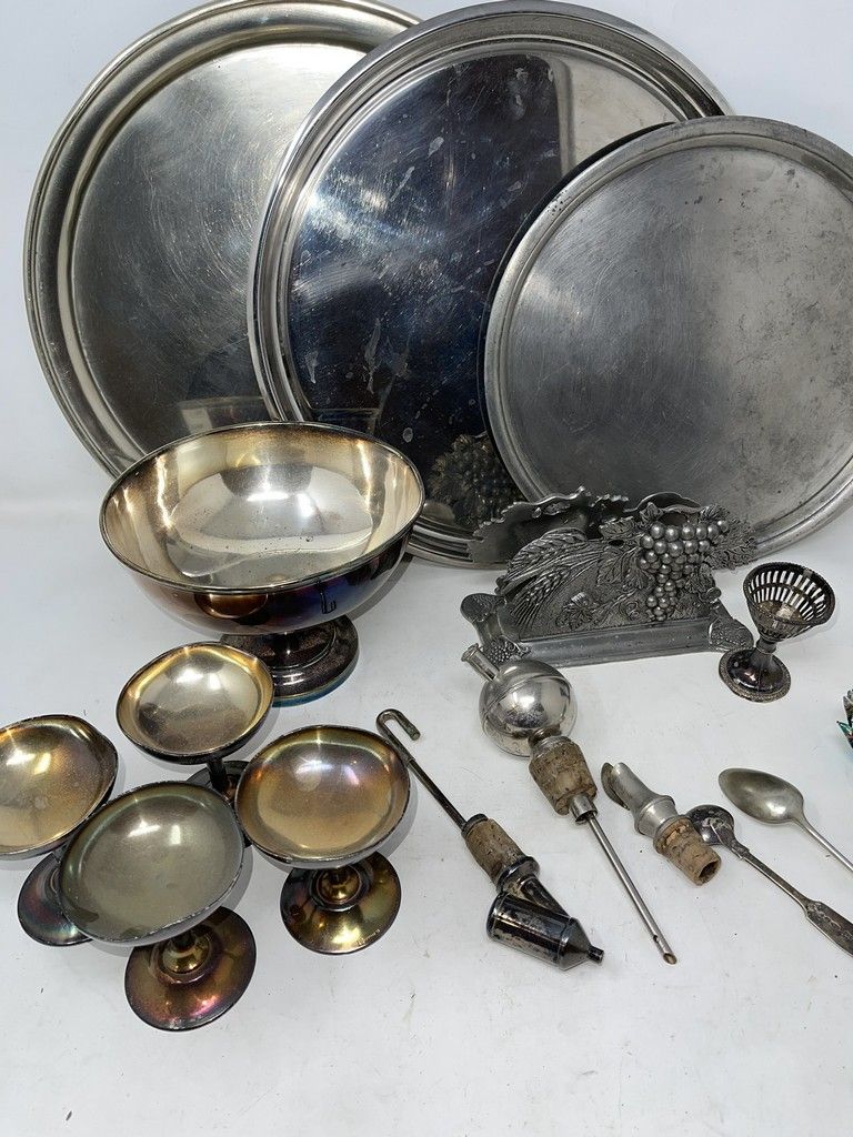 Null 
Lot of metal mismatched including:

- four "Georges V" ice cream cups

- e&hellip;