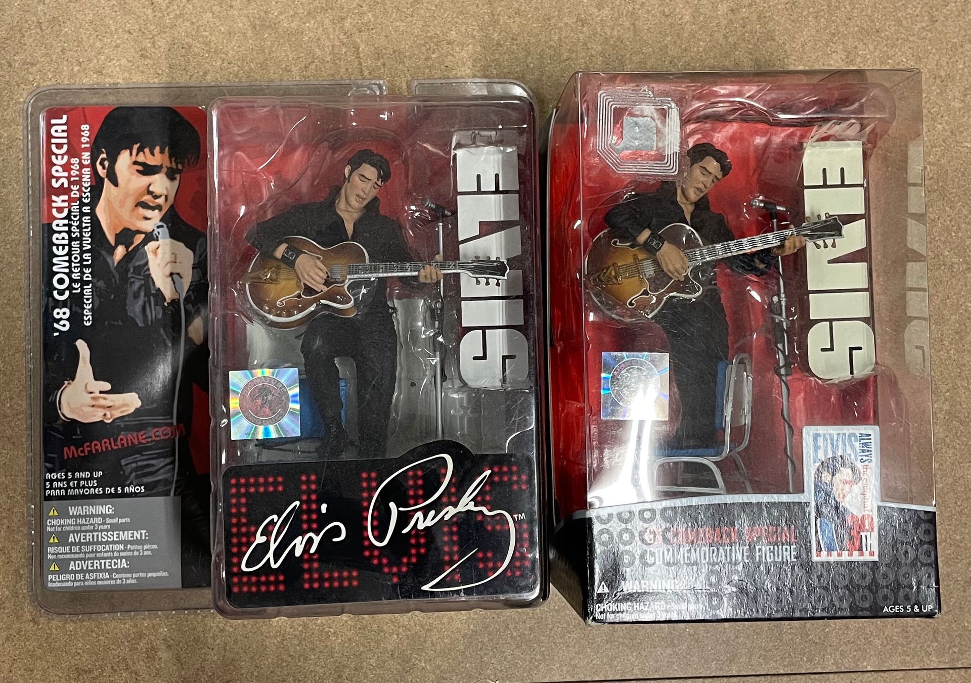 Null Zwei "Elvis Presley"-Figuren, in ihrer Schachtel.

H. Der Schachtel: 22 cm &hellip;