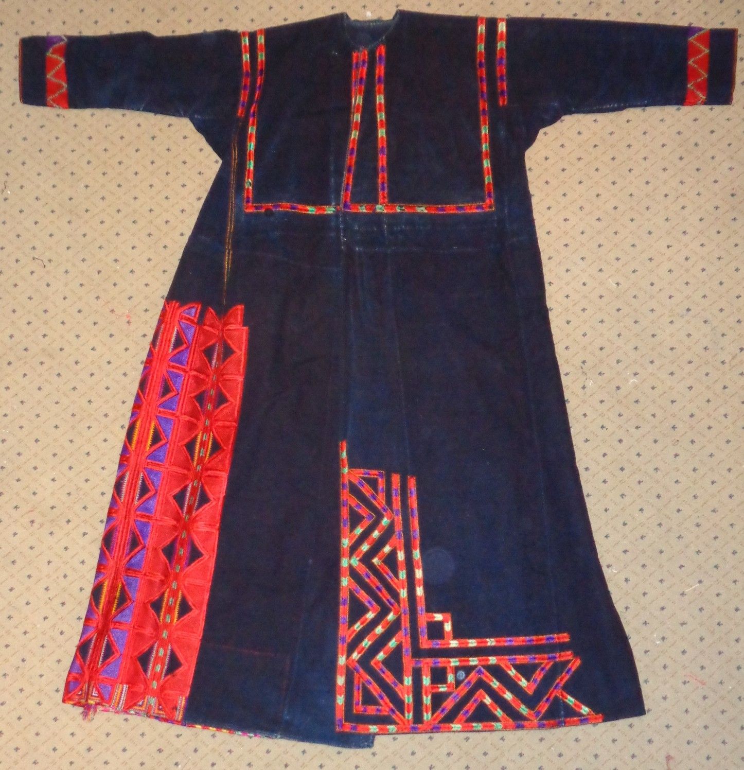 Null 贝都因人的裙子，午夜蓝色，在裙边和裙底绣有红色的卡马伊乌图案