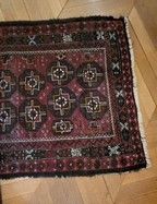 Null 
Tapis Turkménistan ou Bélouchistan (?), à fond rouge décor de guls, bordur&hellip;