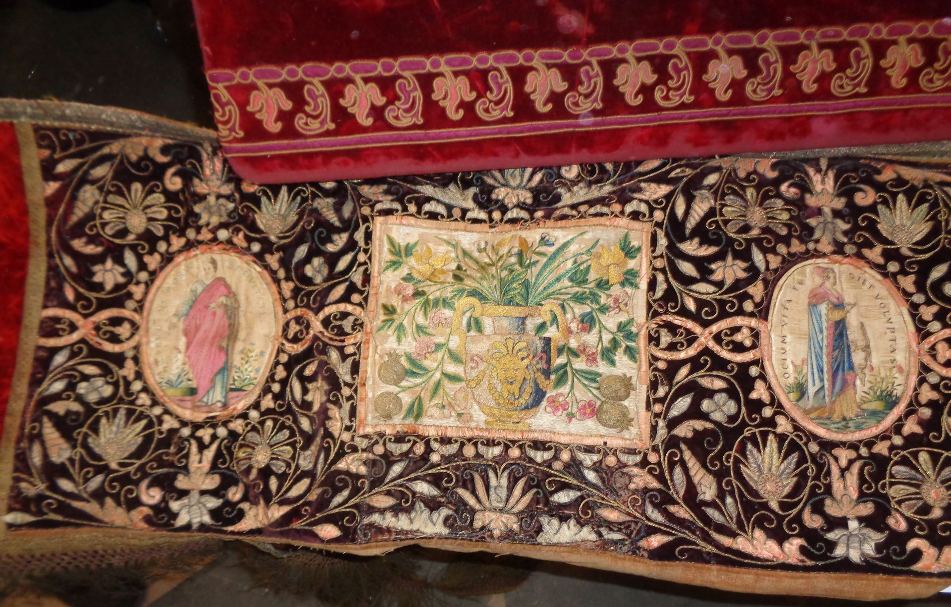 Null 头带，意大利，17世纪初，石榴红天鹅绒，在代表美德的三个白色缎面椭圆形奖章之间，应用了白色缎面绣有花和水果的两个方形奖章的装饰