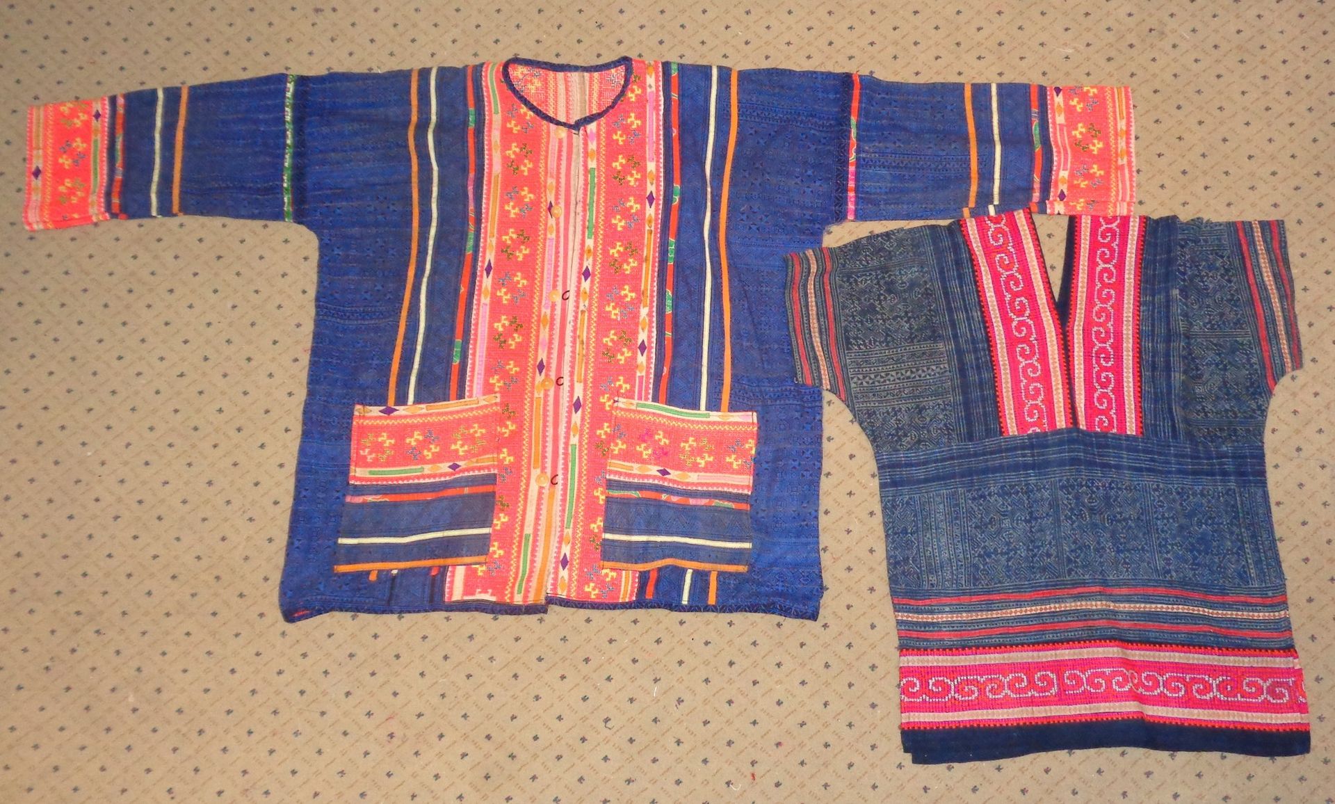 Null 外衣和夹克，中国苗族，靛蓝色织物，上面绣有红色和橙色的几何图案。