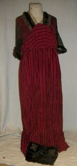 Null 博尔礼服，旺多姆广场，巴黎，约1910年，红色缎子，有红色和黑色天鹅绒带的条纹，黑色纱布肩部有毛皮装饰，礼服底部有毛皮装饰。