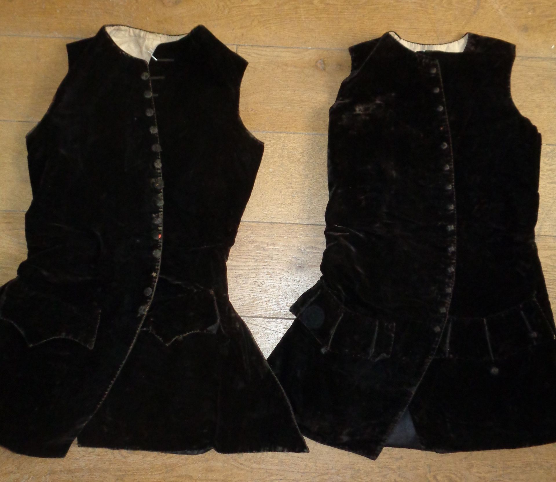 Null Paire de gilets, époque Louis XV, velours noir, boutons couverts en velours&hellip;