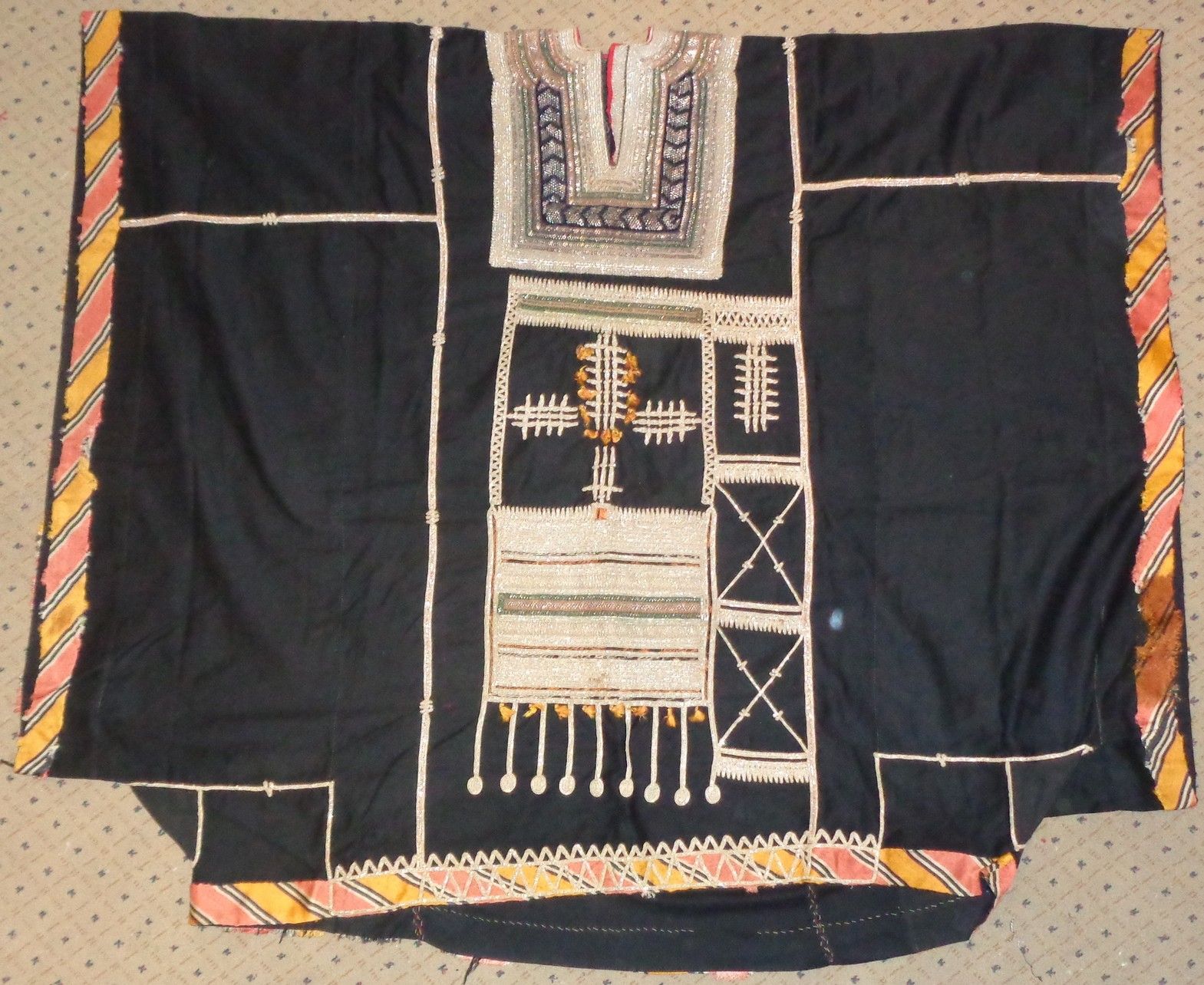 Null 婚纱，也门，Al Hudaydam地区，黑色帆布，金线刺绣的胸饰和正面，ikat边缘。