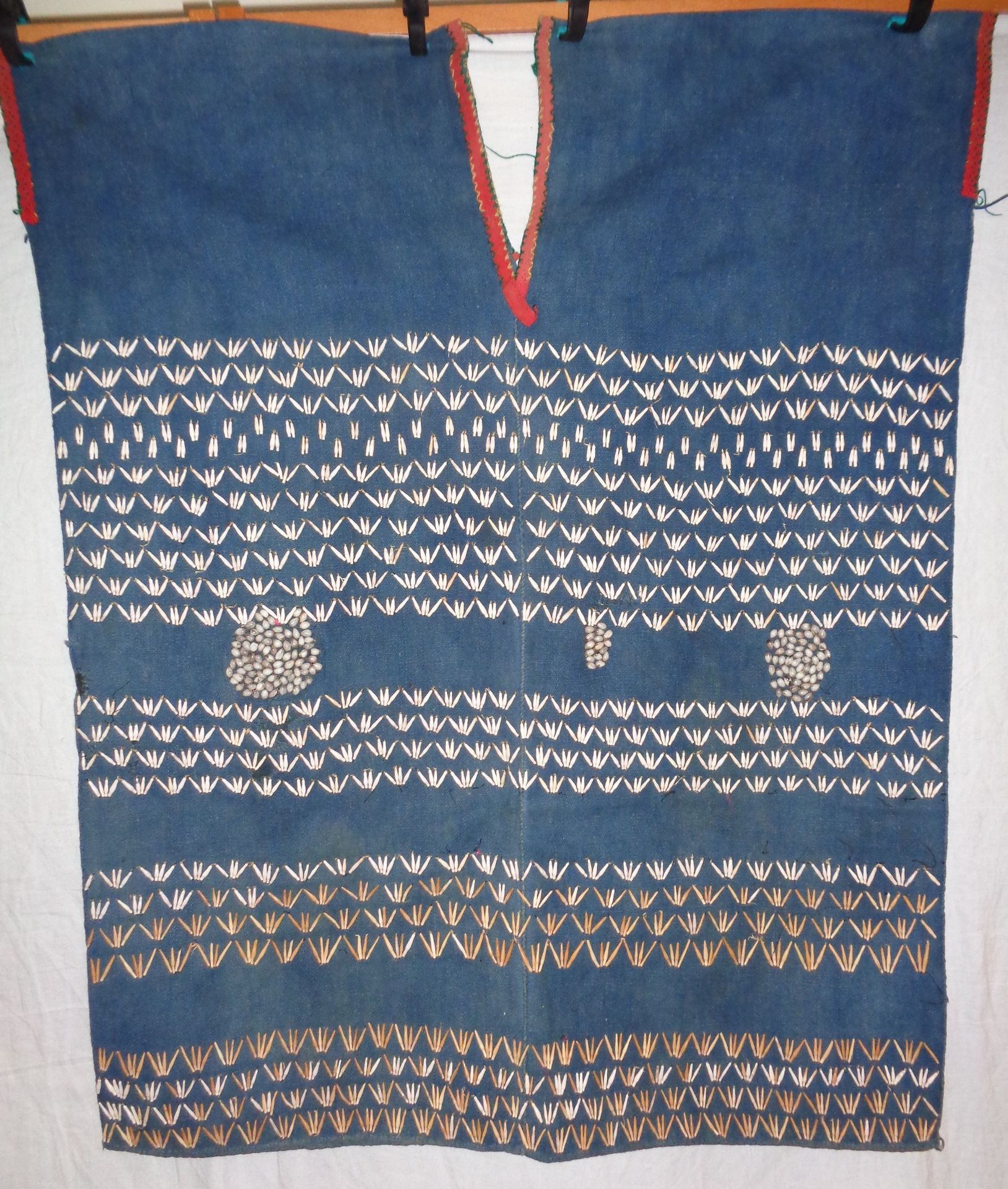 Null 克伦族长衫，缅甸和泰国之间的边界，蓝色棉布，绣有种子，领子和袖子上有红色边框。