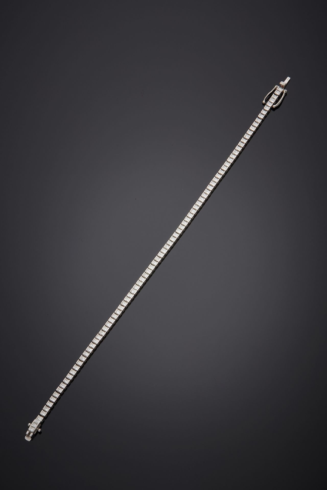 Null BRACELET en or gris (750‰) serti d’un alignement de 84 diamants taille prin&hellip;