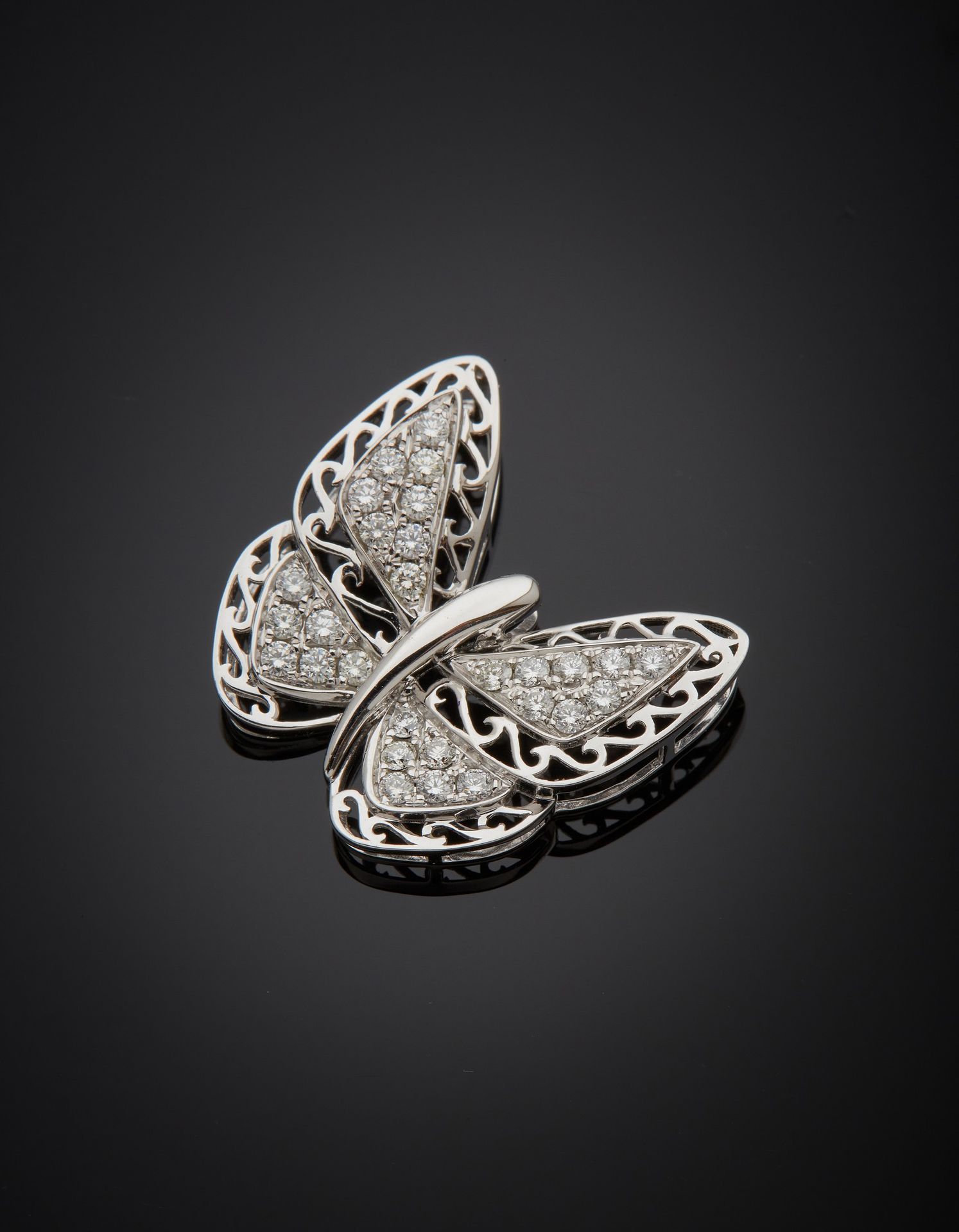 Null 白金（750‰）镂空 "蝴蝶 "吊坠，镶嵌明亮式切割钻石。 
尺寸：2 x 2厘米。毛重：2.8克。