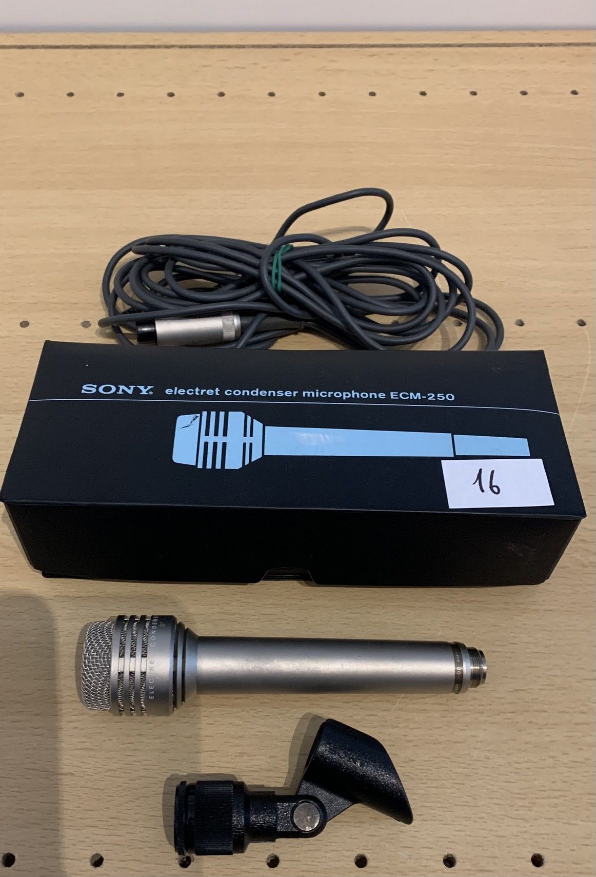 Null Kondensator-/Elektretmikrofon, SONY, ECM 250
Guter kosmetischer Zustand, ni&hellip;
