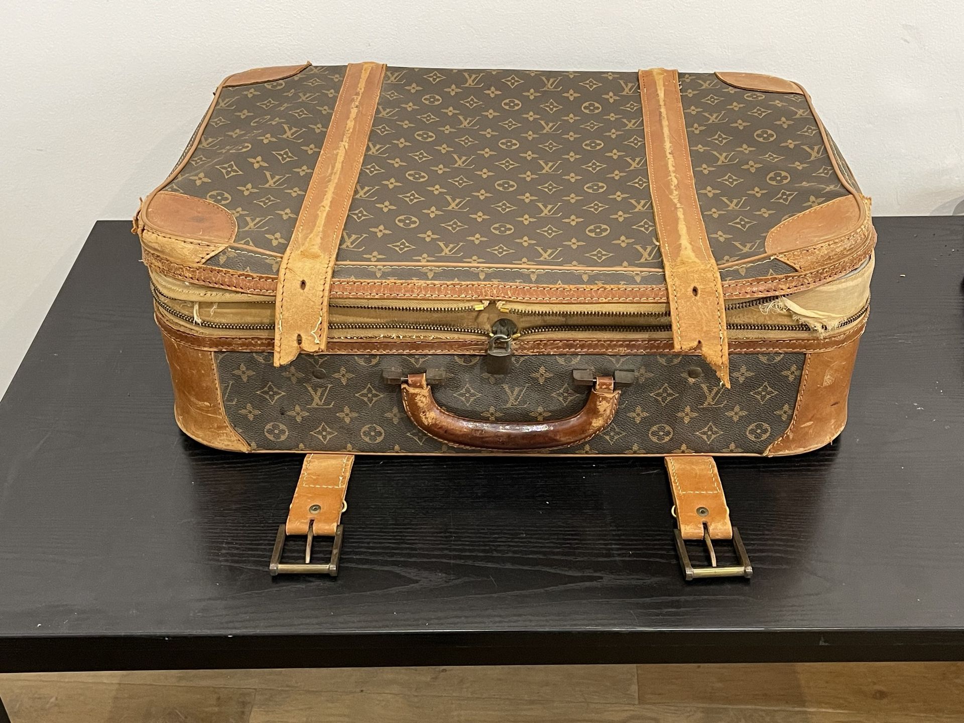 Null Louis VUITTON - Suitcase in coated canvas monogrammed
19 x 61 x 42 cm (leat&hellip;