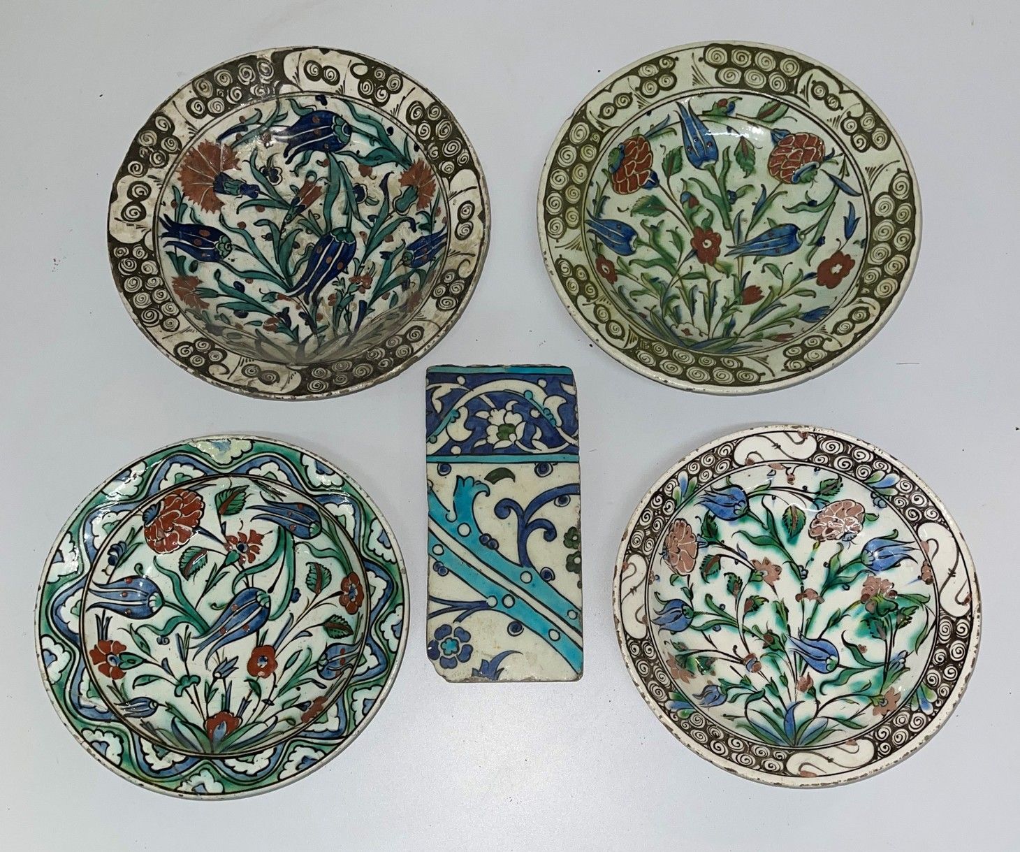 Null Set of four dishes and a half-bar in Iznik earthenware decorated with tulip&hellip;