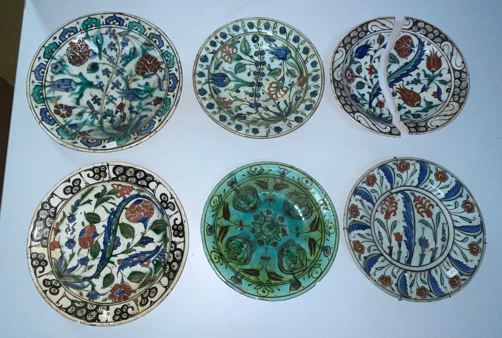 Null 一套六个伊兹尼克陶器盘子，装饰有郁金香和康乃馨
直径：26至28厘米（破损和胶合，修复）。
拍品将于2023年6月1日在Pantin进行拍卖--预约