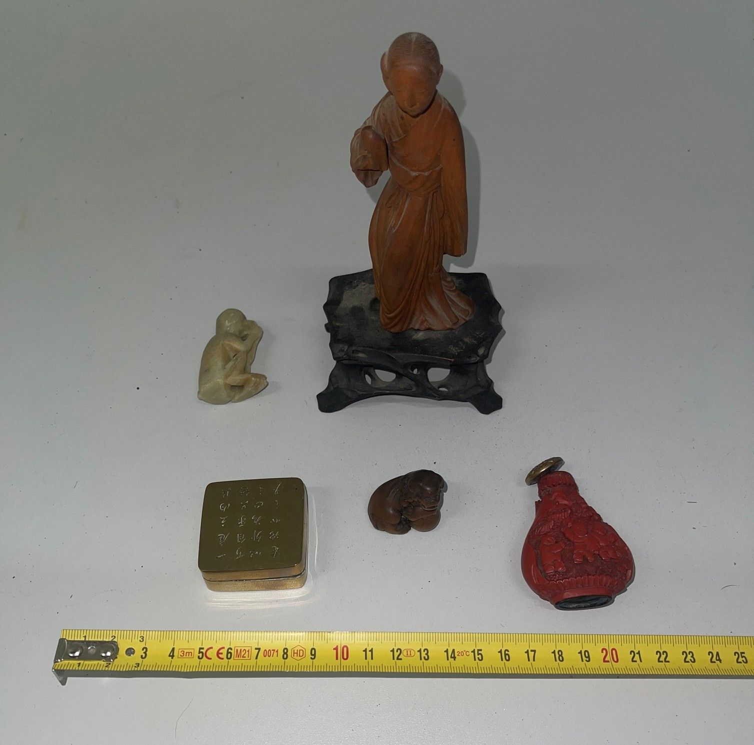 Null Lot of small Asian objects including:
- square brass box with ideograms dec&hellip;