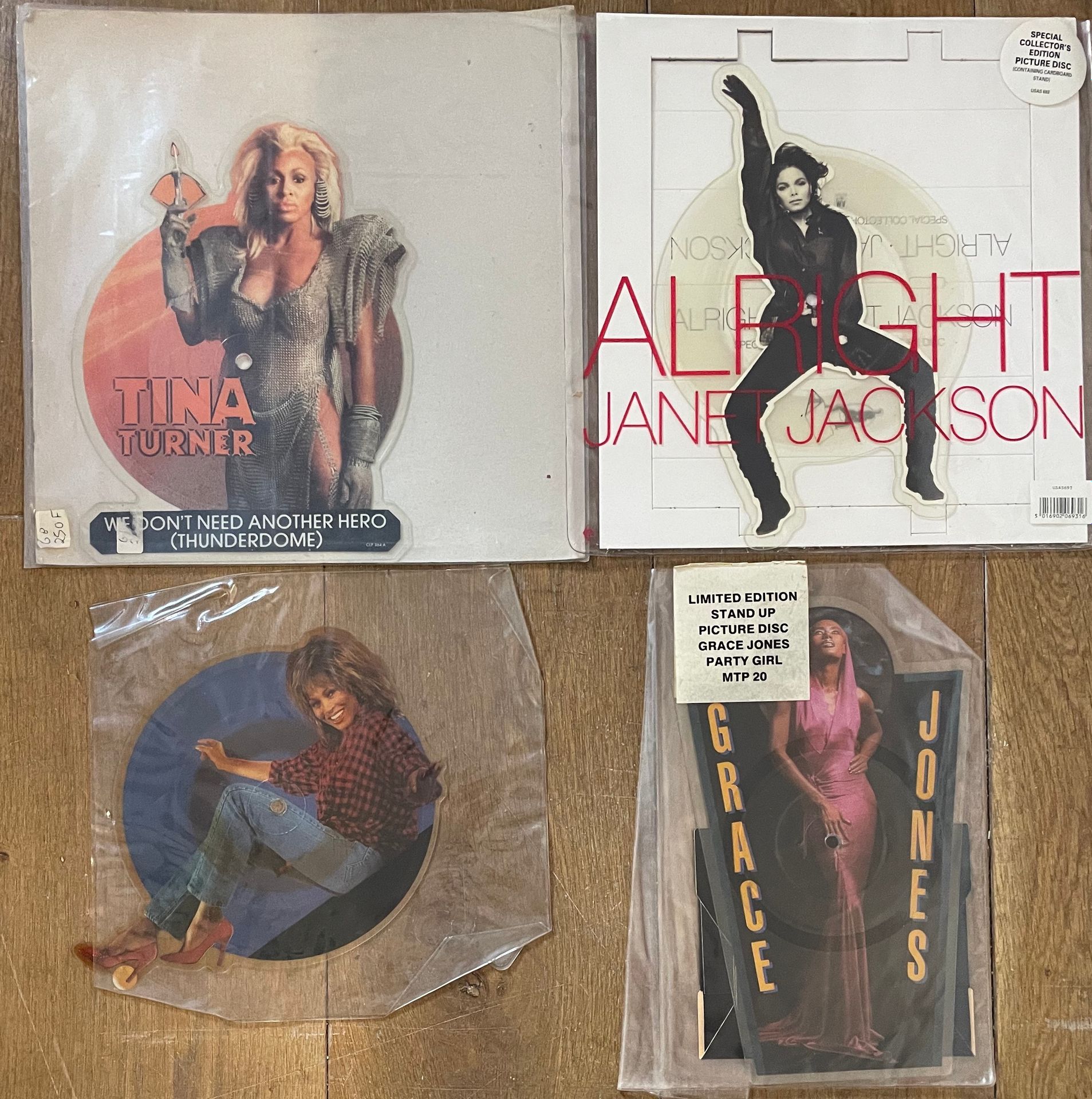 R&B/Funk… 四张成型的图片光盘45T - 歌手 
VG至VG+
珍妮特-杰克逊的和格蕾丝-琼斯的，其余为纸板。