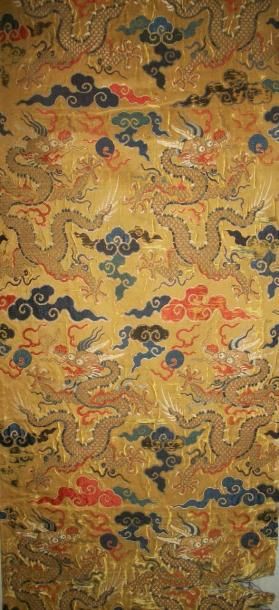 Null Fragment de lampas, Chine, dynastie Ming, XVIème siècle, fond satin jaune, &hellip;