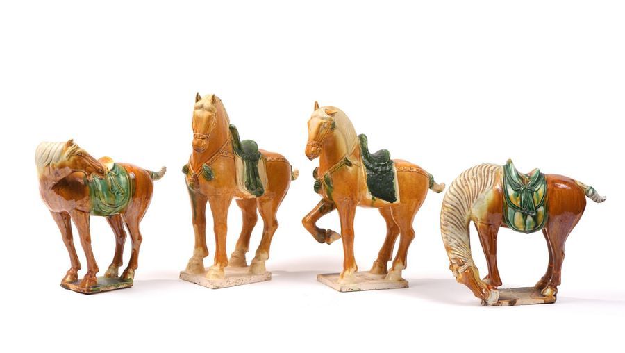 Null Lot d'objets asiatiques dont: quatre chevaux en céramique à glaçure jaune e&hellip;