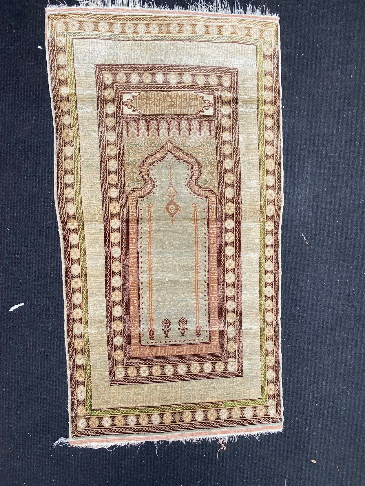 Null 恺撒地毯（羊毛经纬线，丝光棉或丝绒）土耳其中部，约1930-1950年（轻微磨损）-104 x 052。