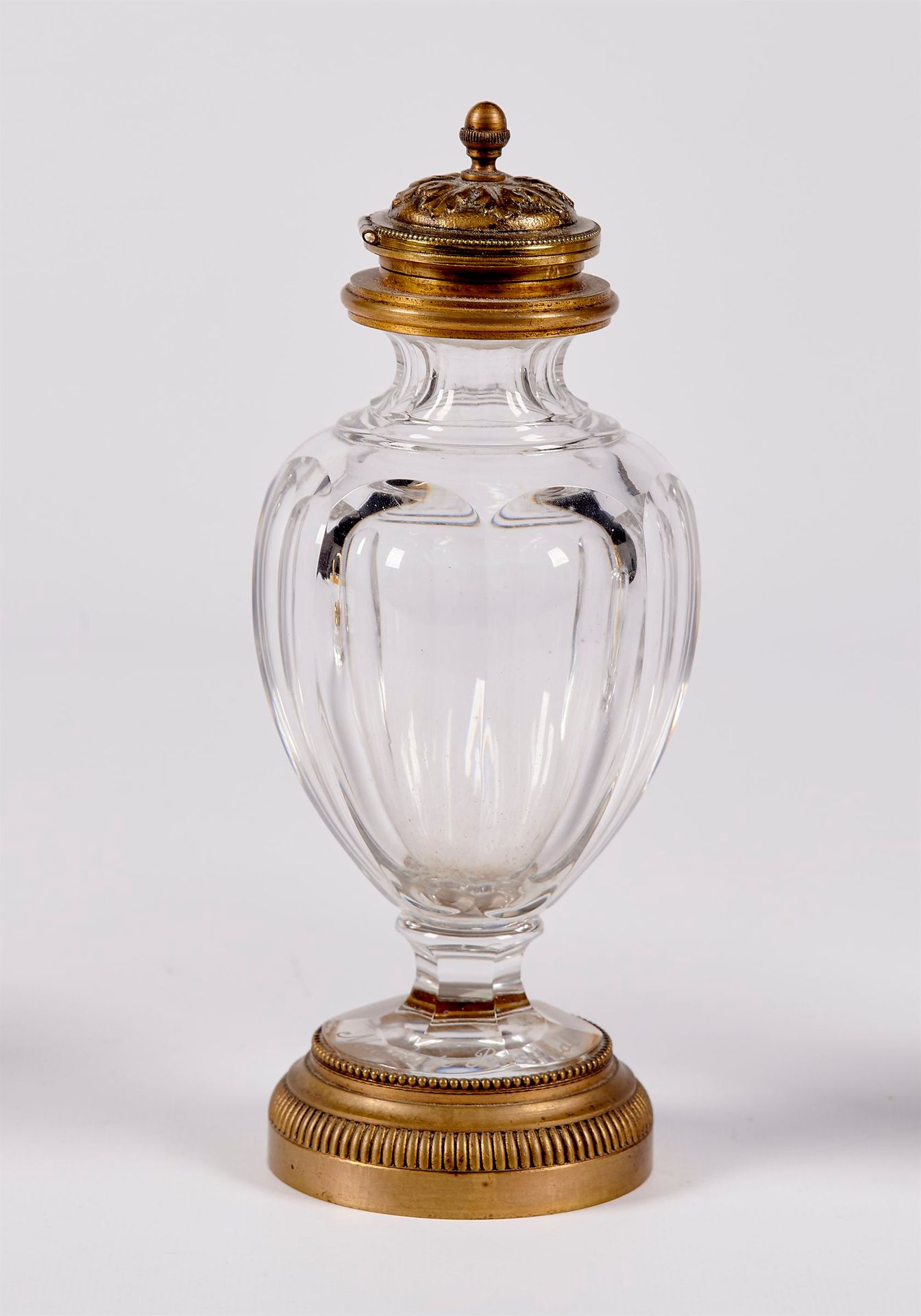 Null 巴卡拉：一个切开的水晶花瓶，上面标有 "Musée de Baccarat"，装在一个路易十六风格的铜框里，上面装饰着珍珠网和花纹，铰链式瓶盖上装饰着&hellip;