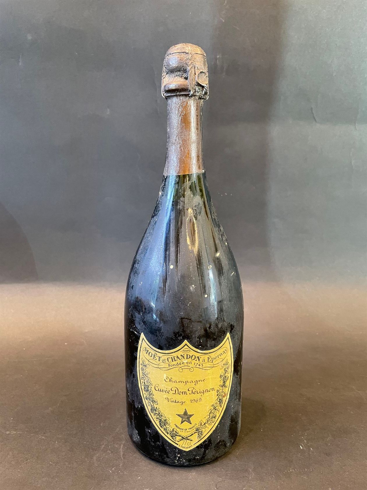 Null 1瓶CHAMPAGNE "Dom Pérignon", Moët et Chandon, Vintage 1969（瓶盖损坏，低水平）。