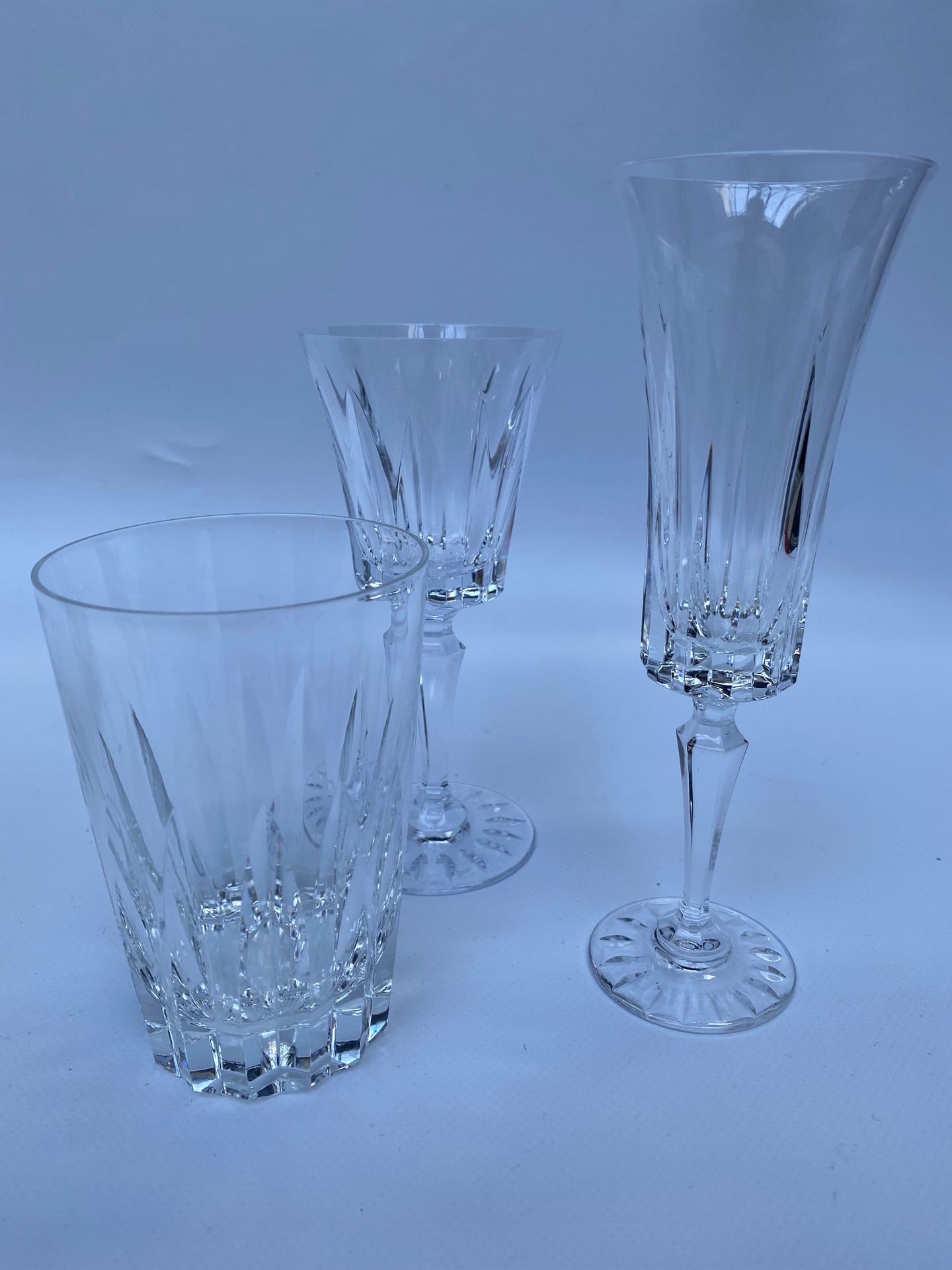 Null 重要的塞夫勒水晶餐桌服务，包括10个酒精高脚杯，12个香槟杯，9个水杯，12个葡萄酒杯。笛子的高度为19厘米。