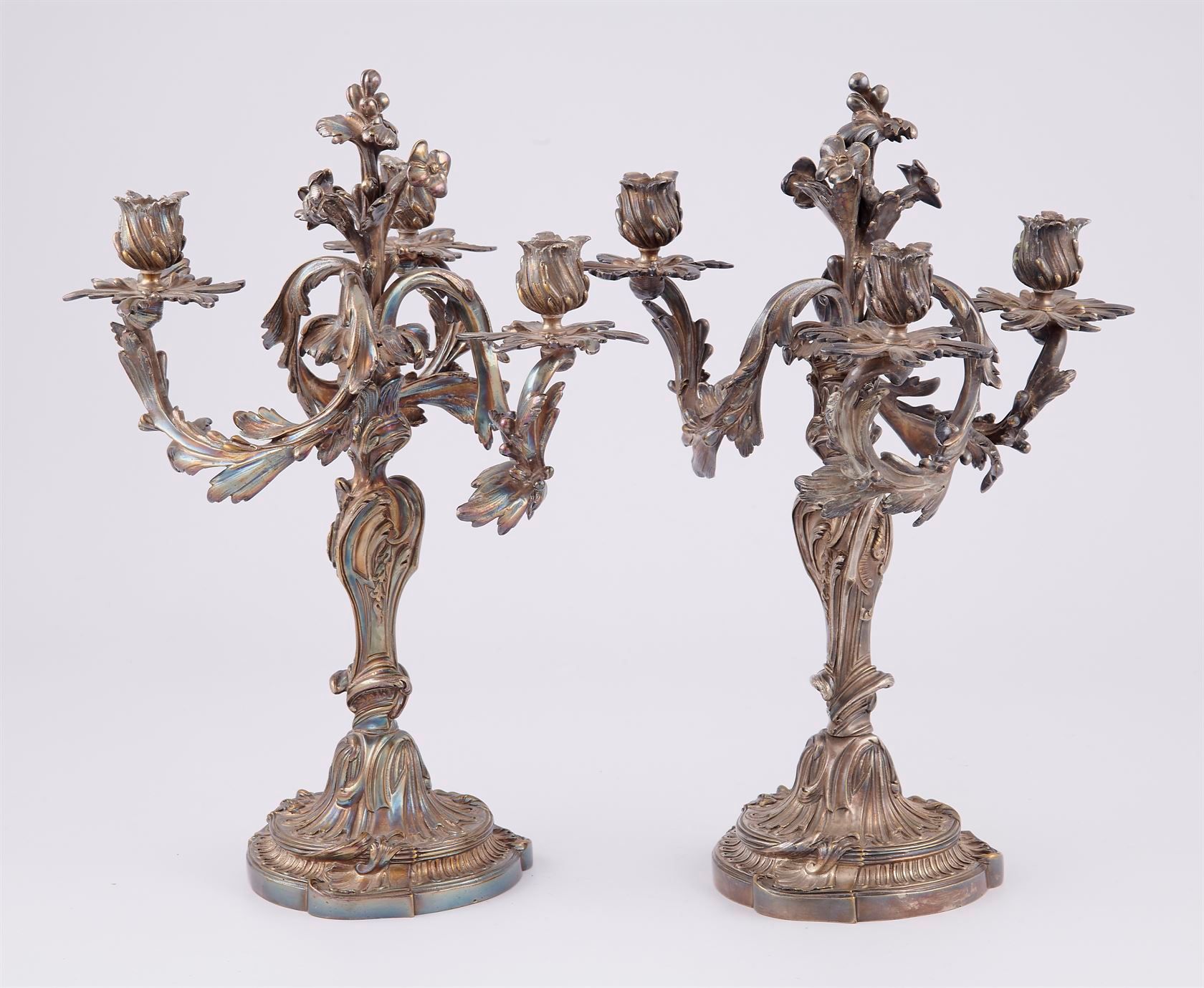 Null PAIRE D'IMPORTANTS CANDELABRES en bronze argenté de style Louis XV inspirer&hellip;