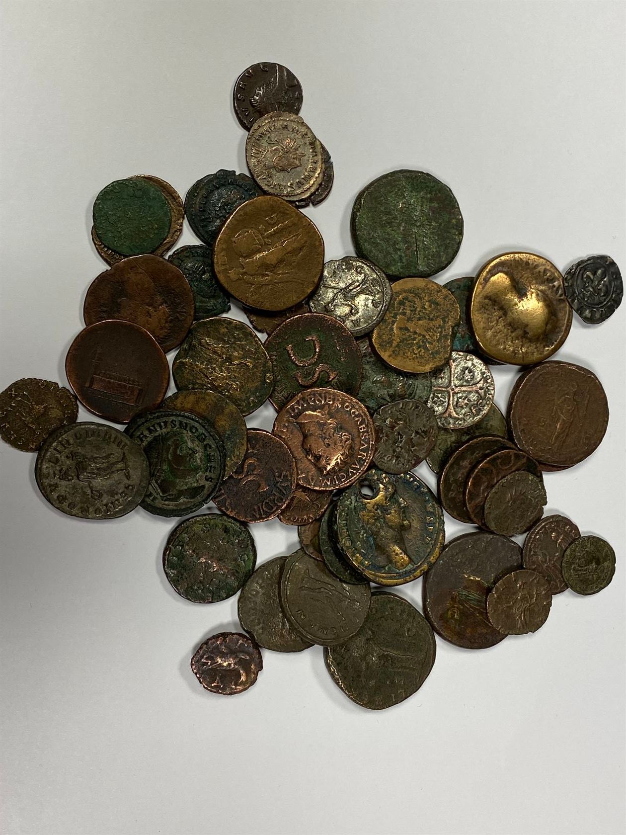 Null 1至4世纪的罗马青铜器。Sesterces, aces, folles......尼姆的王牌，殖民时期的硬币。一套50页。B/TB。

专家 : Sa&hellip;