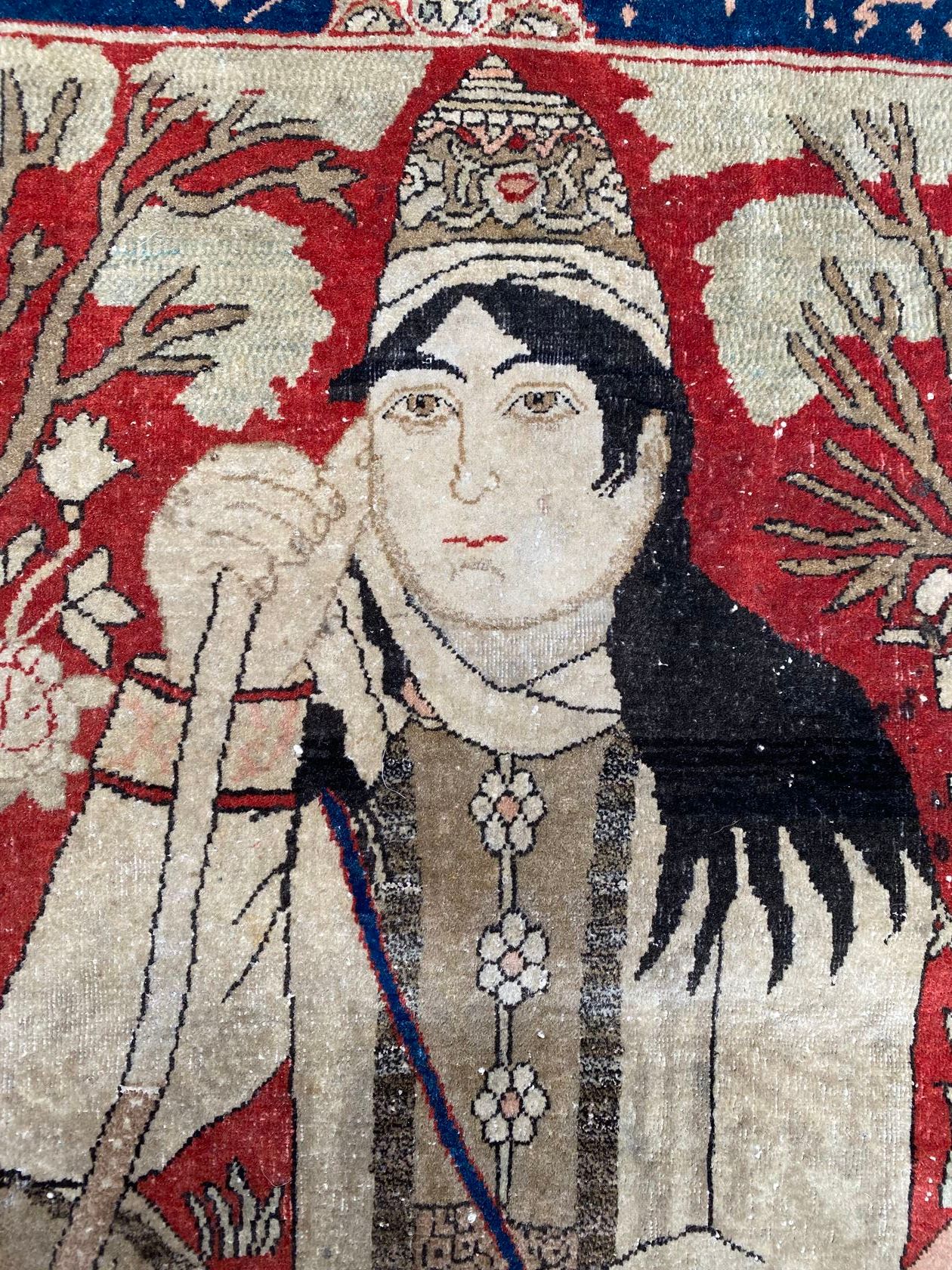 Null 基尔曼地毯（棉质经线和纬线，羊毛绒），装饰有一个人物。西南波斯，大约在1930年（有磨损，略显粗糙）- 082 x 059。