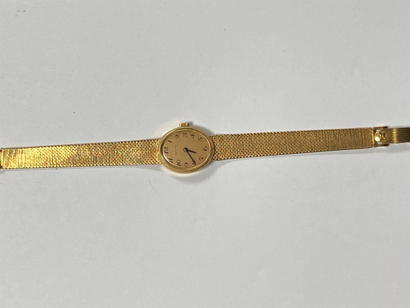 Null ZENITH : MONTRE bracelet en or 18 K, cadran ovale numéroté 1851 31. PB. 30,&hellip;