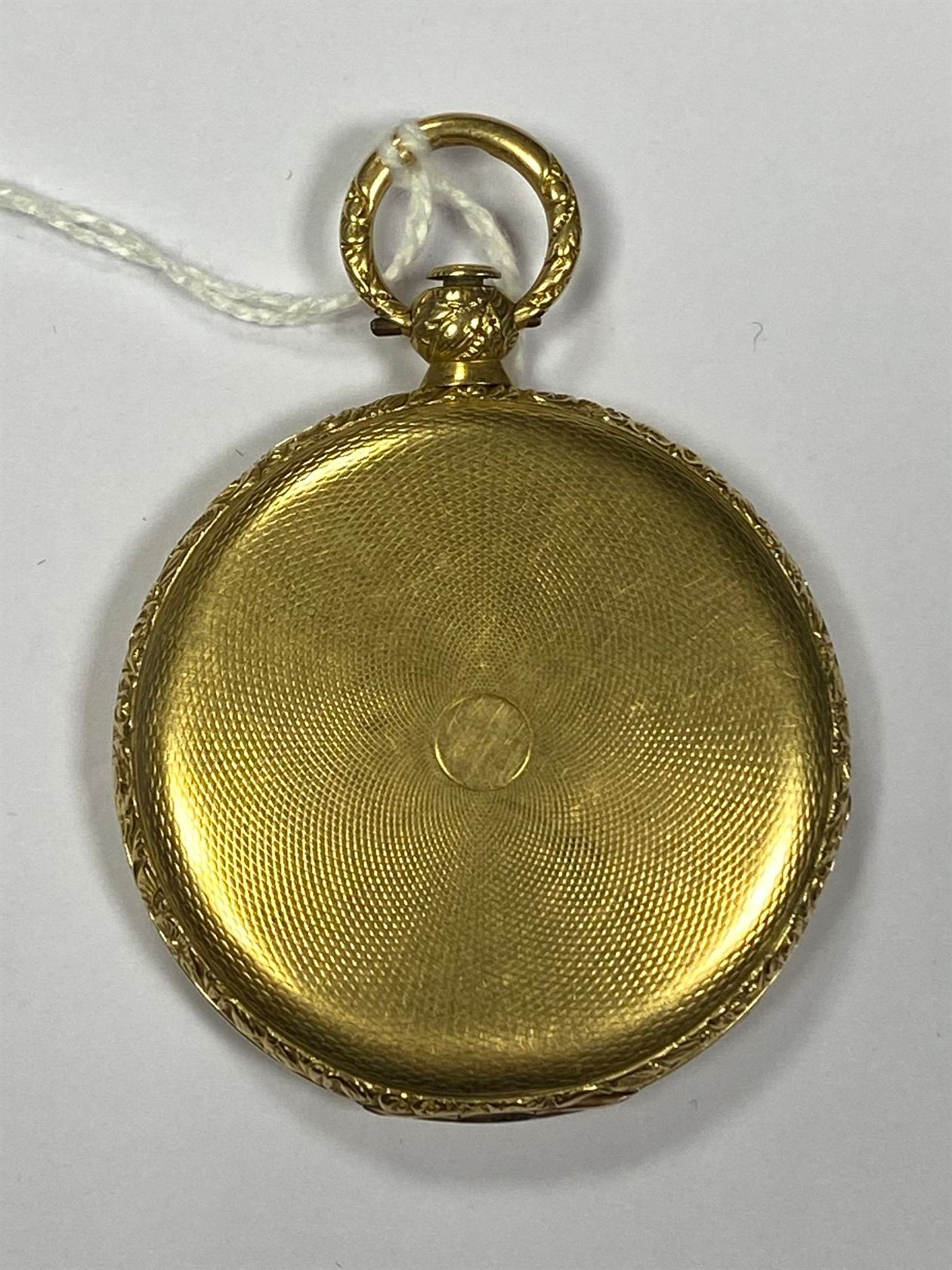 Null 一块19世纪印有鹰头图案的金质超扁平古斯特表，在饰有树叶楣的羊脂玉背景上有辐射状的装饰（玻璃和一只手都不见了）。PB。44 g. 直径4,2厘米。