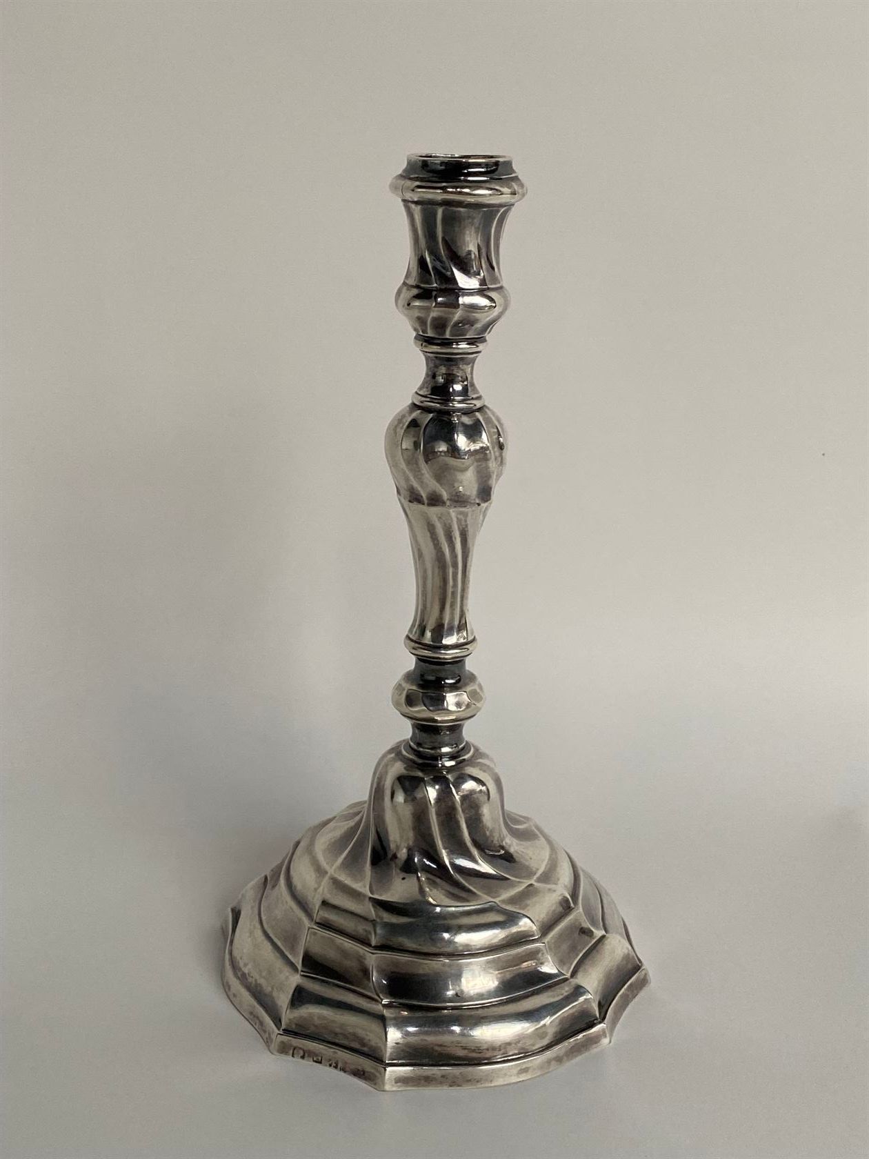 Null 银质烛台，比利时，蒙斯1769-1786。扭曲形式的模型放在一个多叶形的基座上。重量234 g.高24.5厘米。