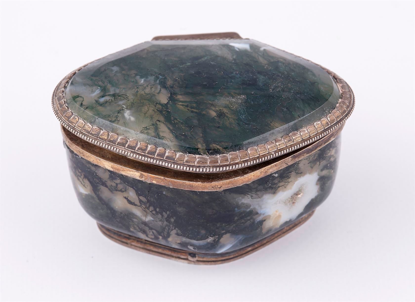 Null Polylobed box in moss agate in a gilded silver frame with a net decoration &hellip;