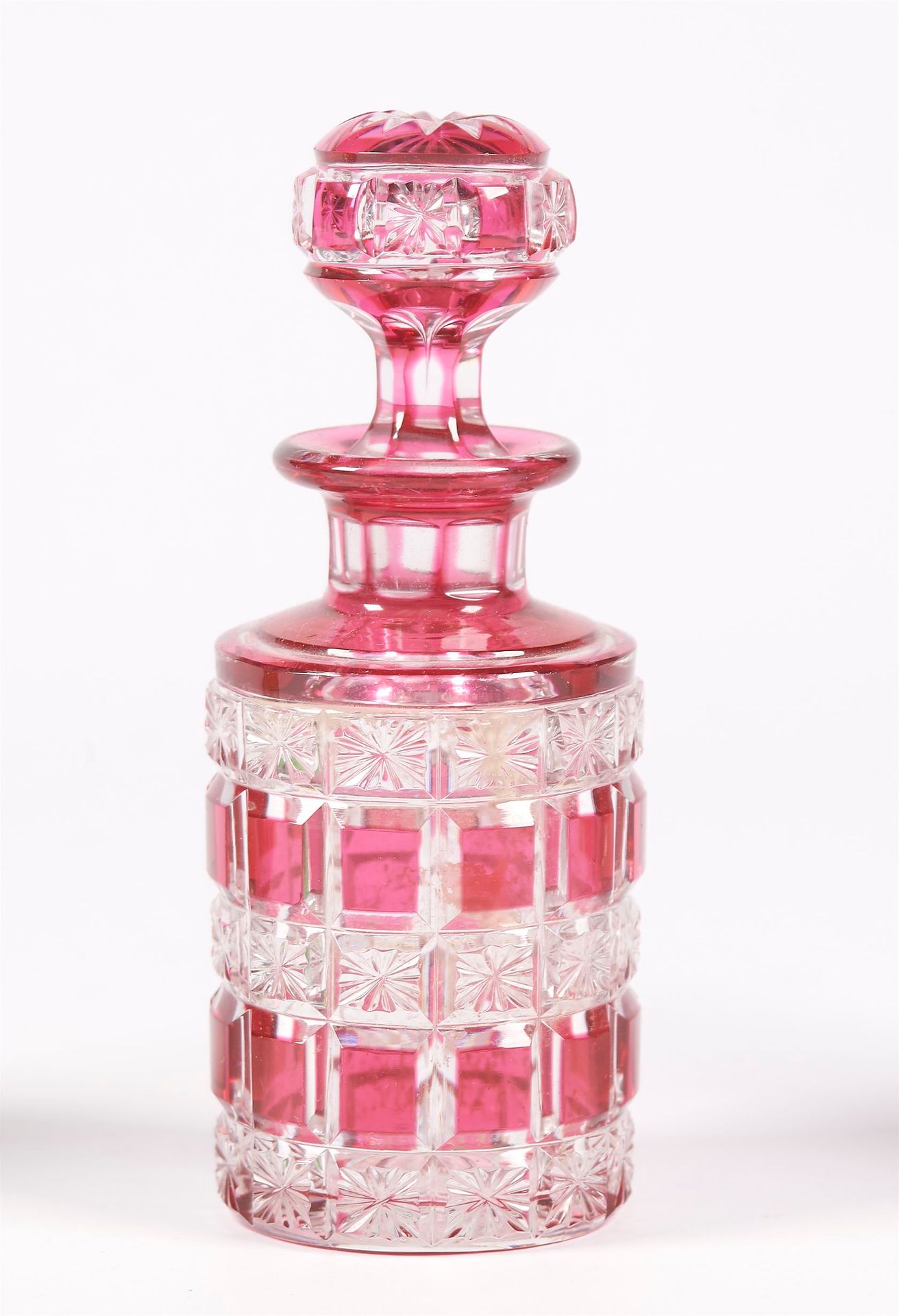 Null ZWEI Parfümflakons aus Kristall, einer in rosa Farbe mit Dekor deutscher St&hellip;
