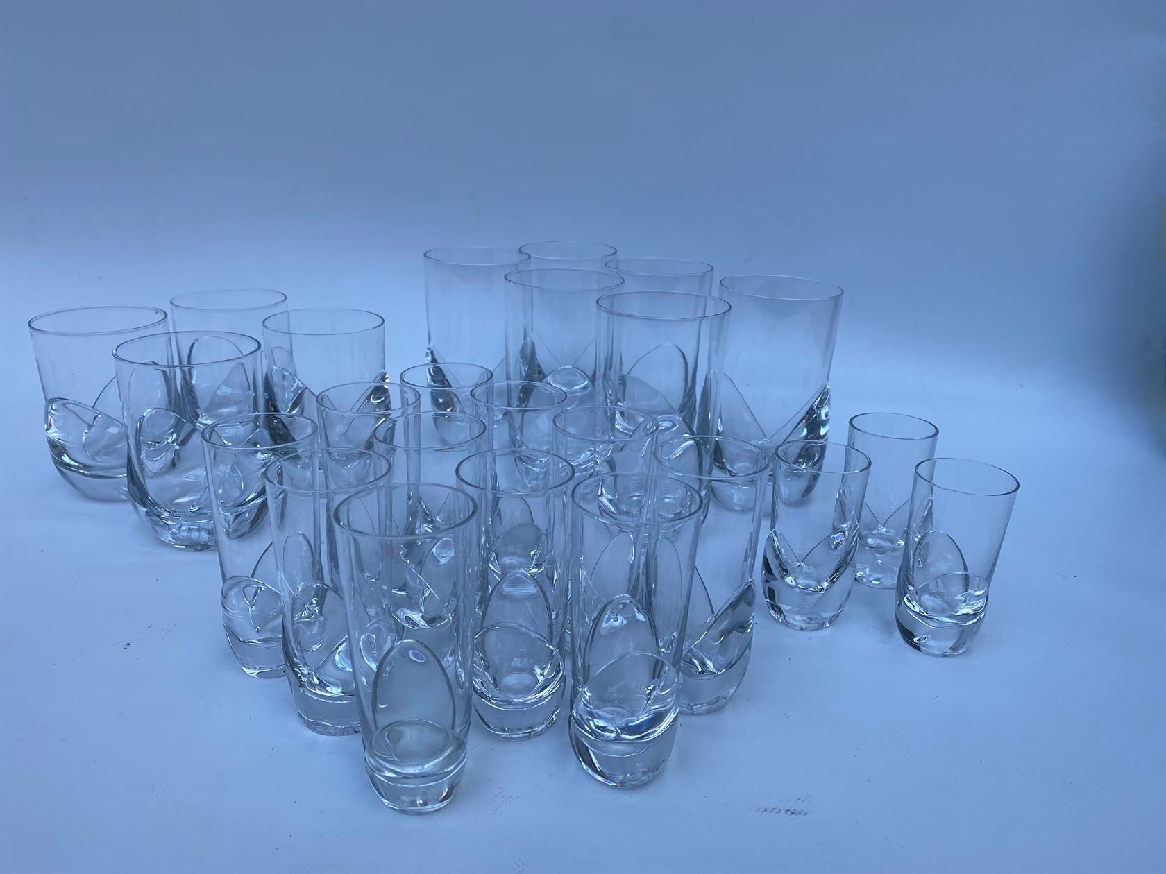 Null DAUM : 罕见的水晶服务套装，包括六个水杯（13.6厘米高），四个直杯（10.8厘米高），十一个酒杯（10.8厘米高）和三个小杯（8.5厘米高），&hellip;