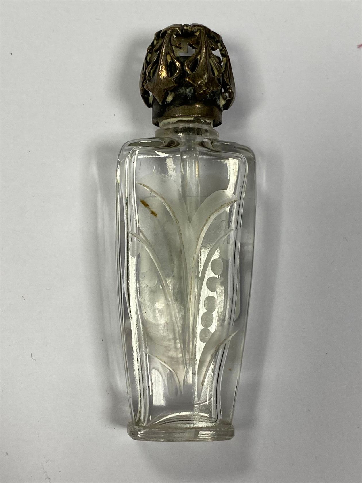 Null 一个带有山谷百合花枝的水晶香水瓶，银色的瓶塞上装饰着花朵，标有 "La Castiller"。新艺术时期。高6,7厘米。