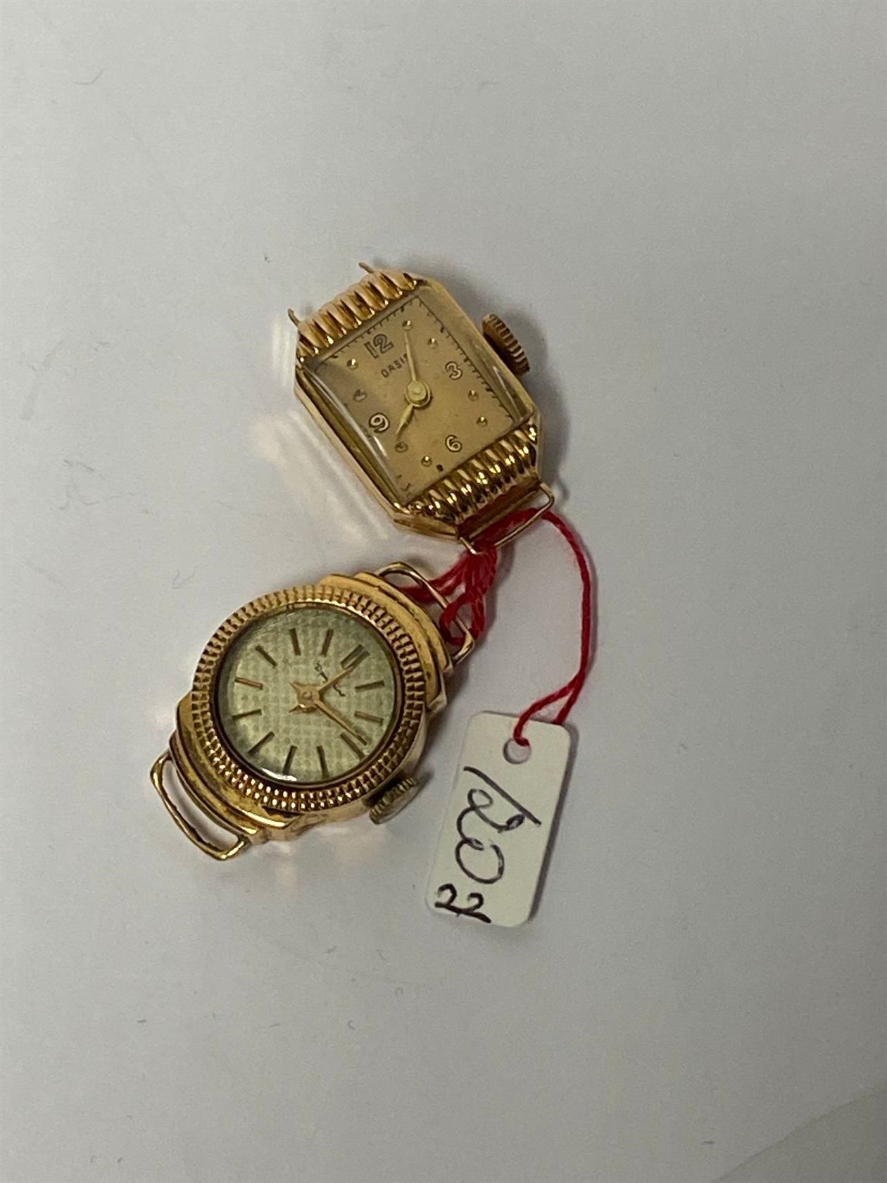 Null LOTTO DI DUE CUSTODIE DI OROLOGI in oro giallo 18K (750 millesimi), gadroon&hellip;