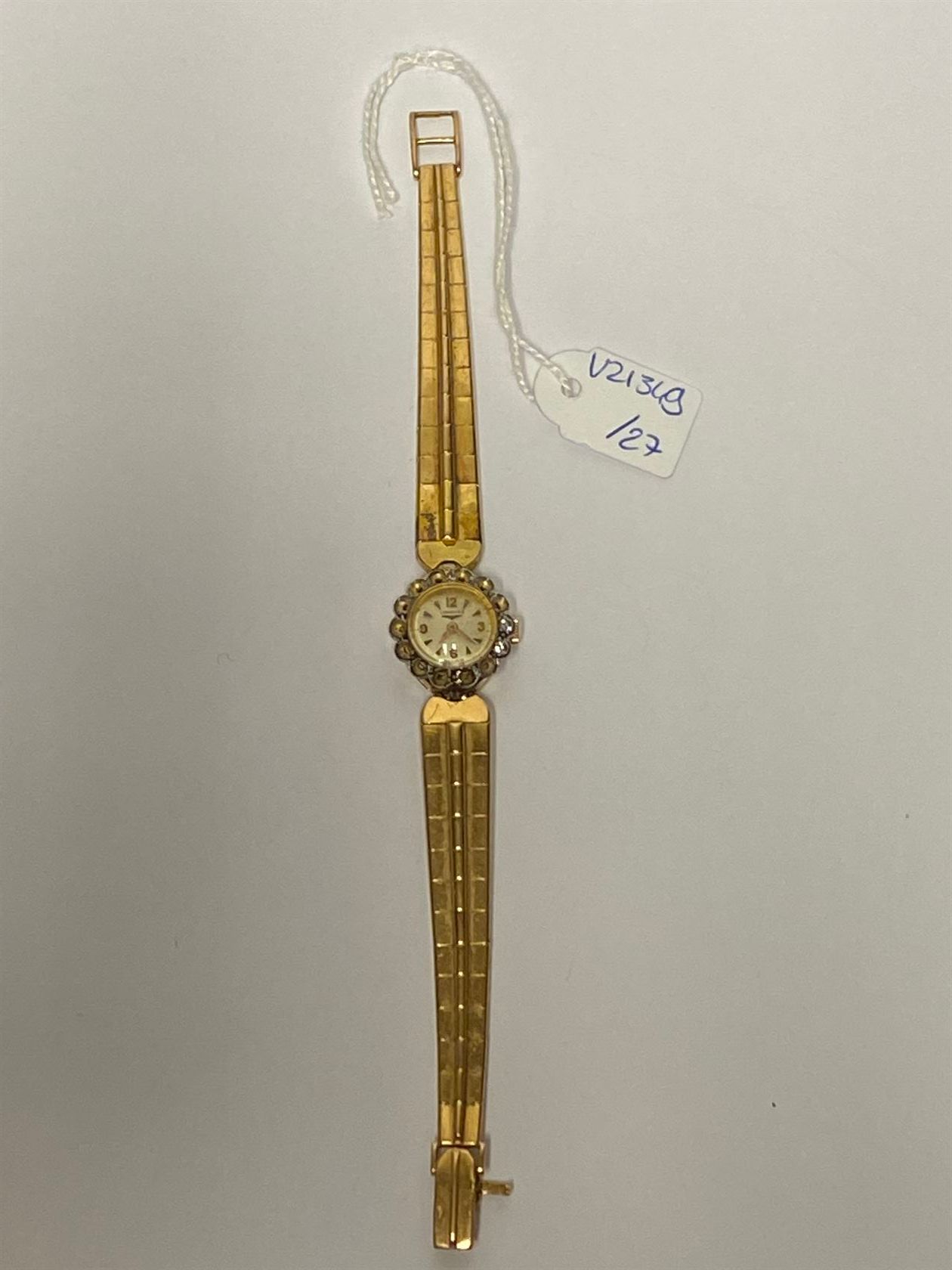 Null LONGINES - 18K黄金腕表手镯（750M）。白色表盘，阿拉伯数字。表圈上镶嵌着明亮式切割的钻石。机械机芯。黄金手镯，带棘轮扣。毛重：33.3&hellip;
