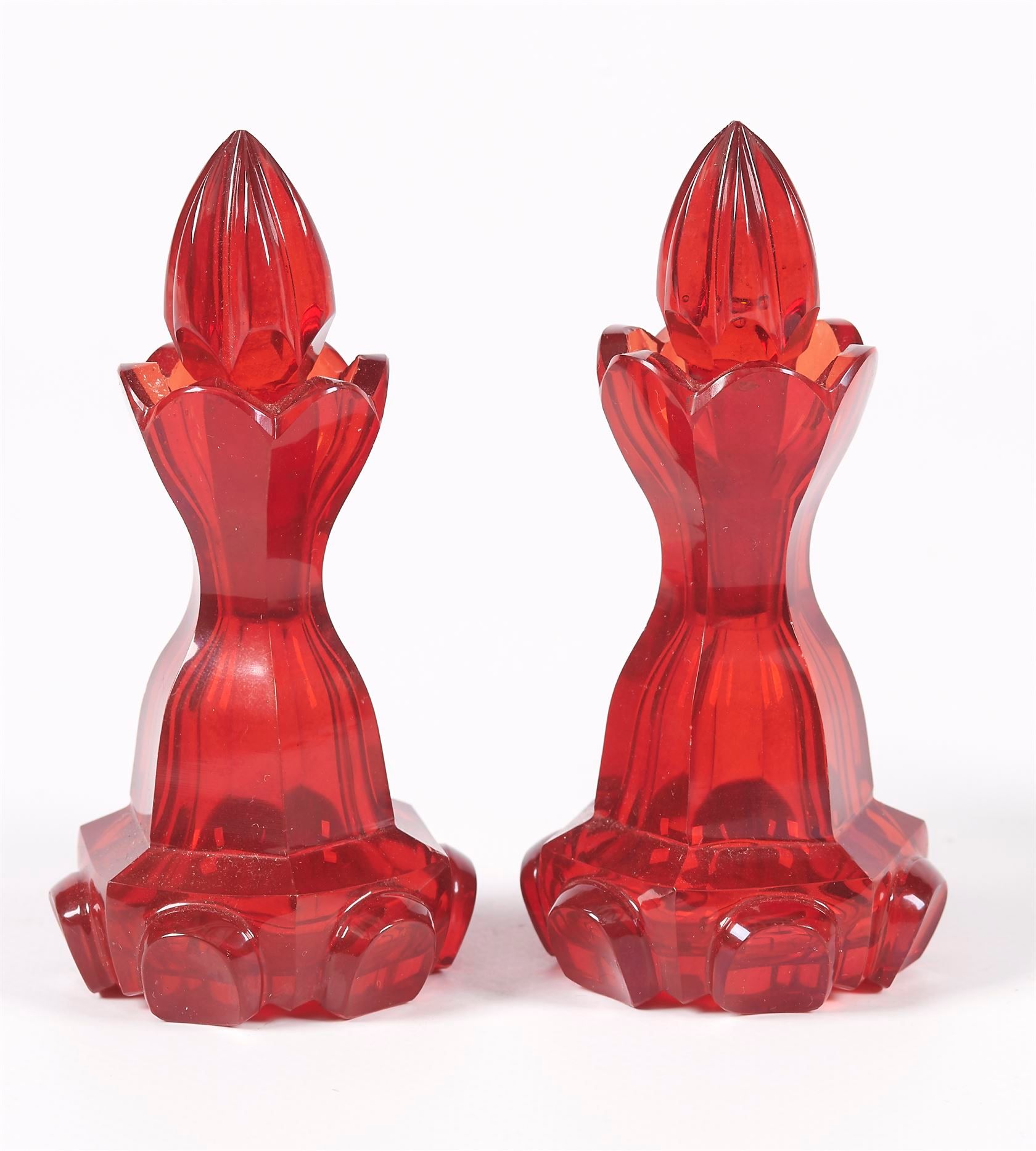 Null 一对红宝石色的切割水晶香水瓶和一个带金色亮点的翠绿水晶瓶。查理十世时期。高度为10和9厘米。
