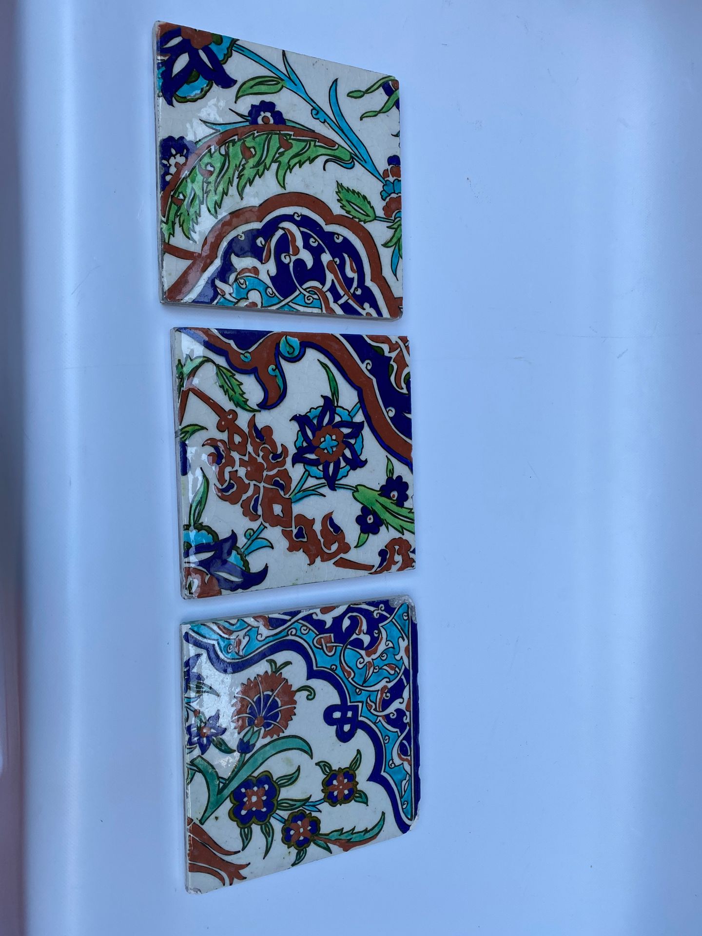 Null 三块伊兹尼克风格的现代陶土砖（有些缺口和缺失）。土耳其 - 20 x 20厘米。