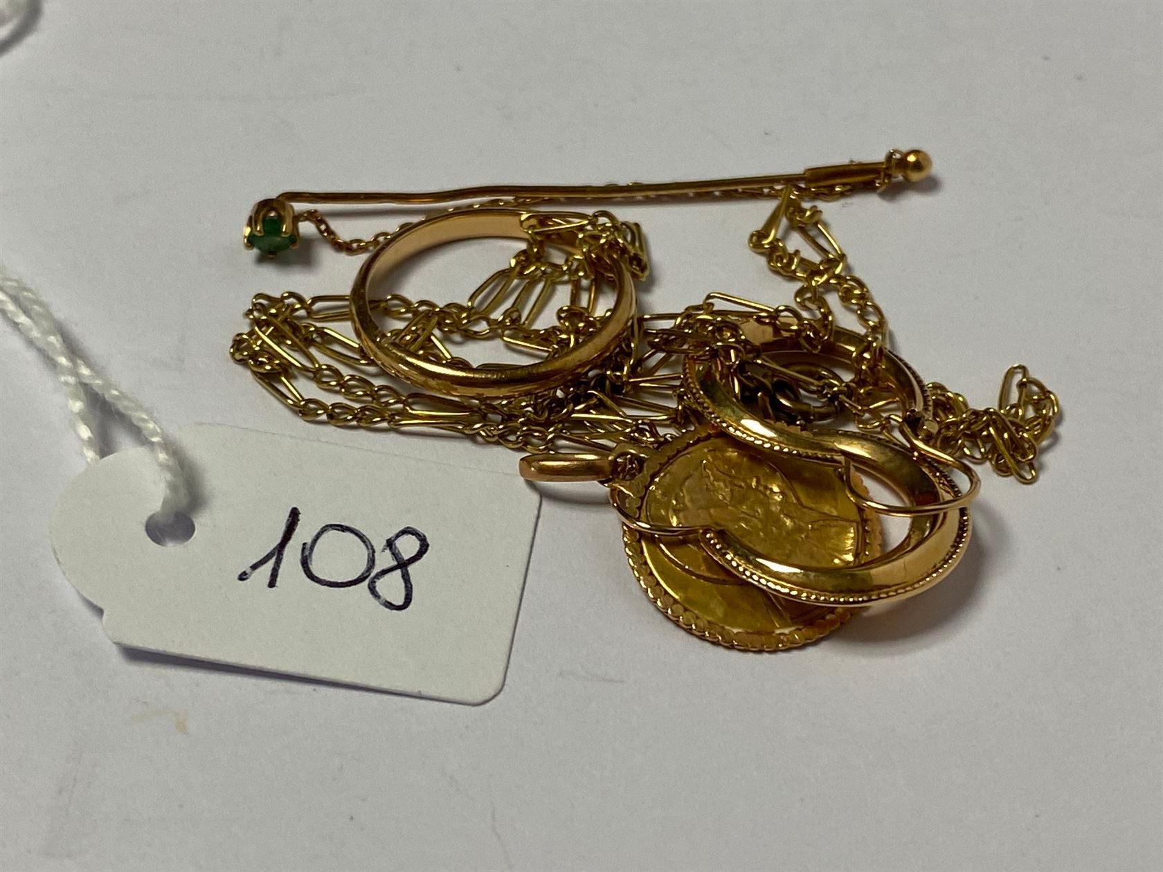 Null 一件18K黄金（千分之七十五）的拍品，包括耳环、结婚戒指、奖章、链子和领带针，上面装饰着一颗圆形刻面的祖母绿宝石。毛重：9G。