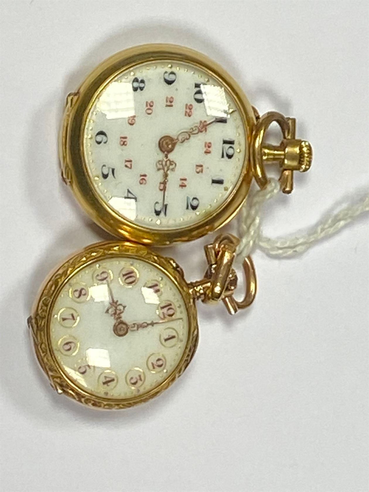 Null Set aus zwei Halsbanduhren aus 18 Karat Gelbgold (750 Tausendstel). Weiß em&hellip;