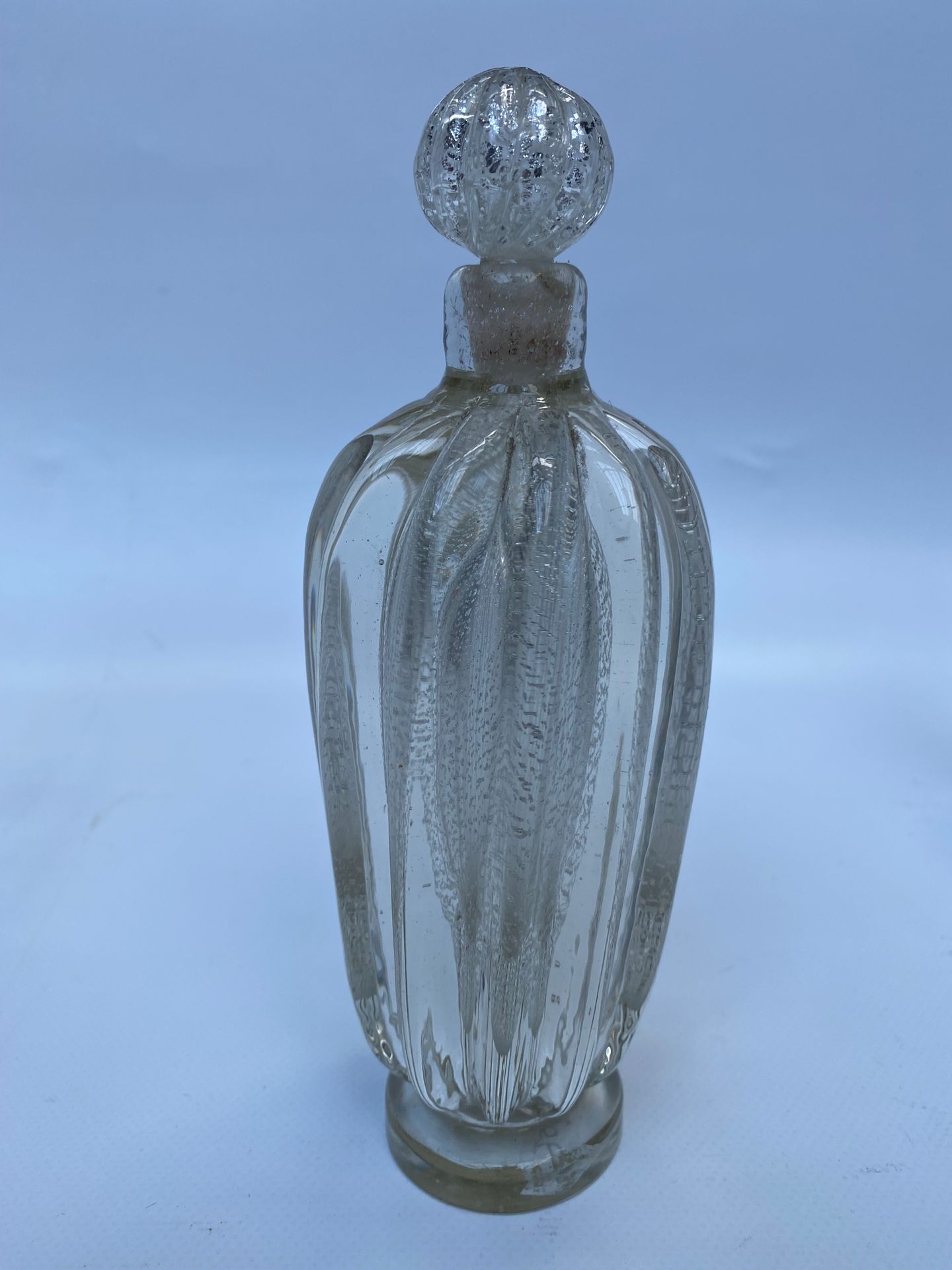 Null 玻璃瓶上装饰有大块的小石子，上面镶嵌着金色的鹅卵石。在MARINOT的味道中工作（事故到塞子）。高19,5厘米。