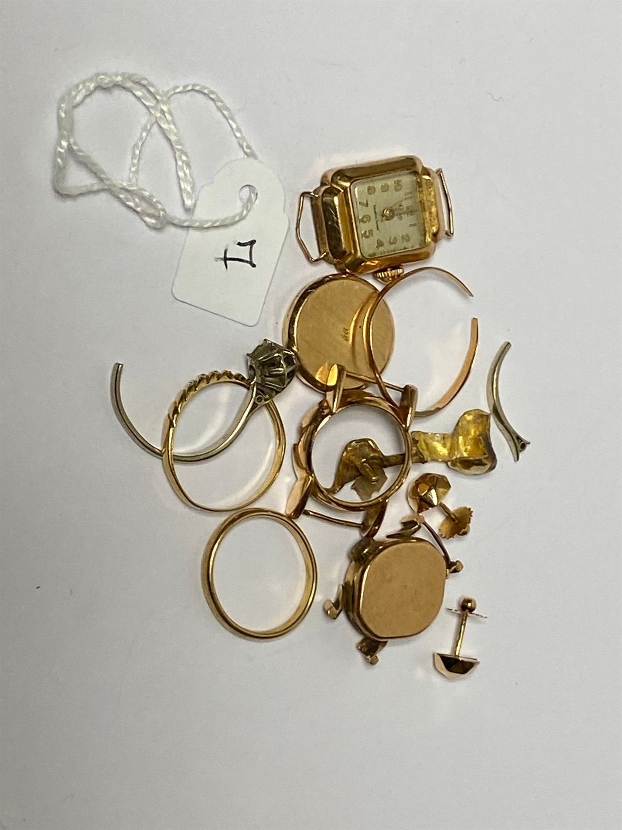 Null 一组18K（750千分之一）黄金饰品，包括戒指，吊坠，耳环......P. 18,5 g?附有两个黄金手表盒。毛重：13.8克。