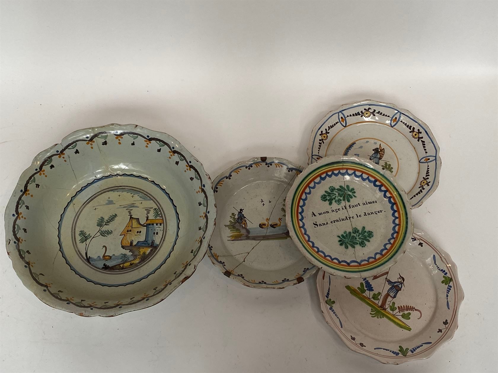 Null 由一个沙拉碗和四个多色陶器盘子组成，装饰有天鹅和房屋，一个带鸭子的人物，一个带头巾的人物和一个带传说的盘子（有些缺口和缺失）。NEVERS和BURGU&hellip;