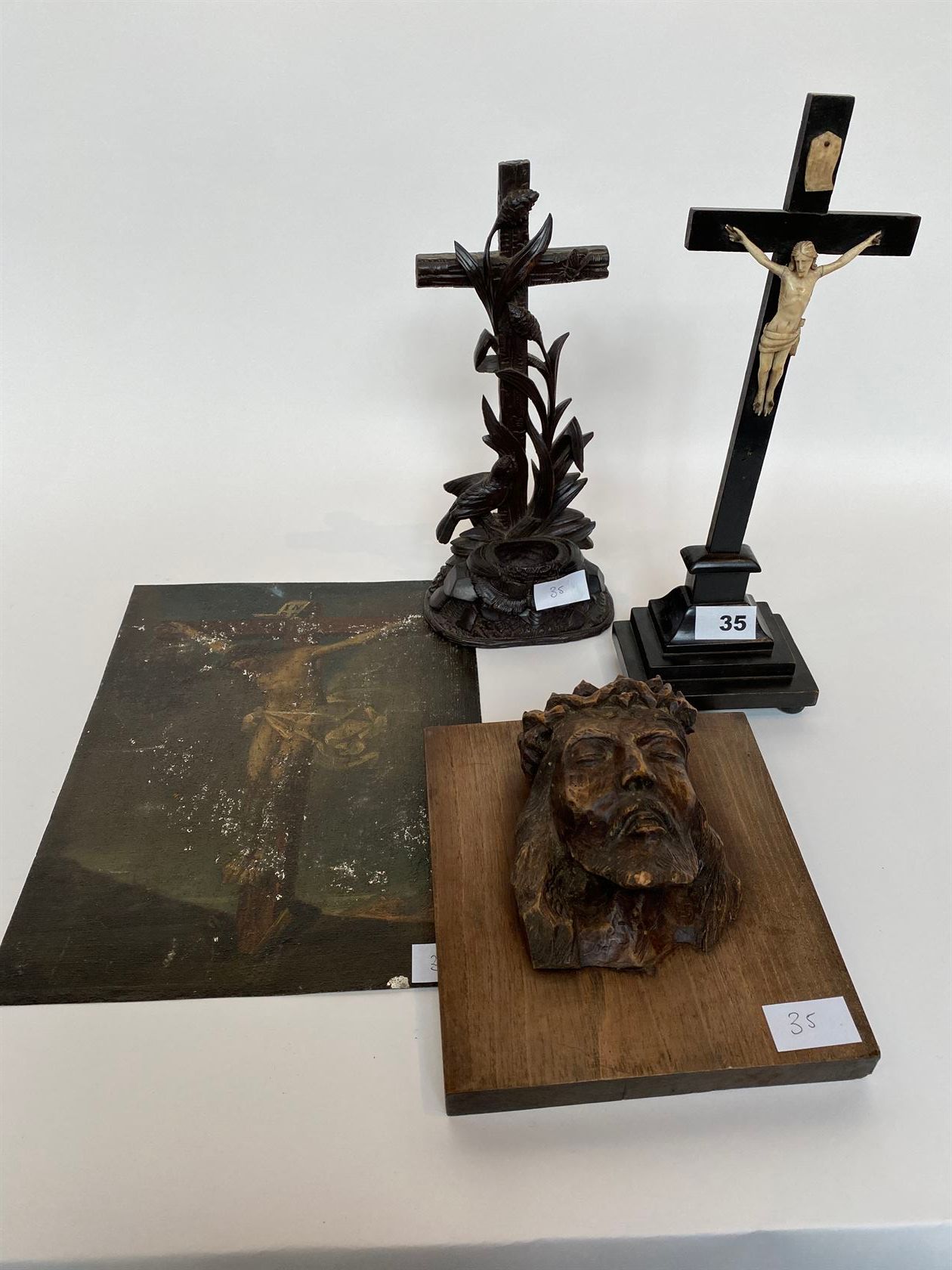 Null CRUCIFIX en bois noirci représentant un Christ en os, une croix avec réserv&hellip;