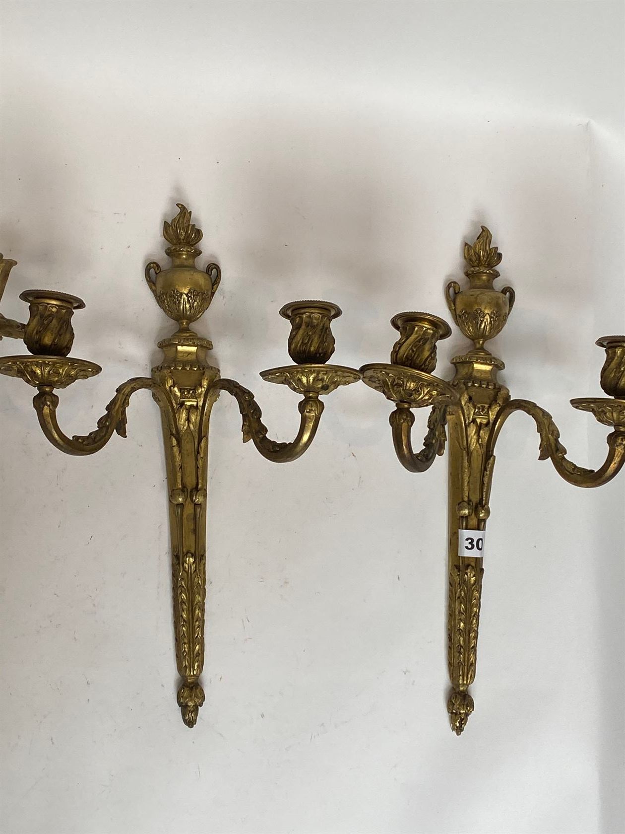 Null DEUX PAIRES D’APPLIQUES en bronze doré, l’une de style Louis XVI, l’autre d&hellip;